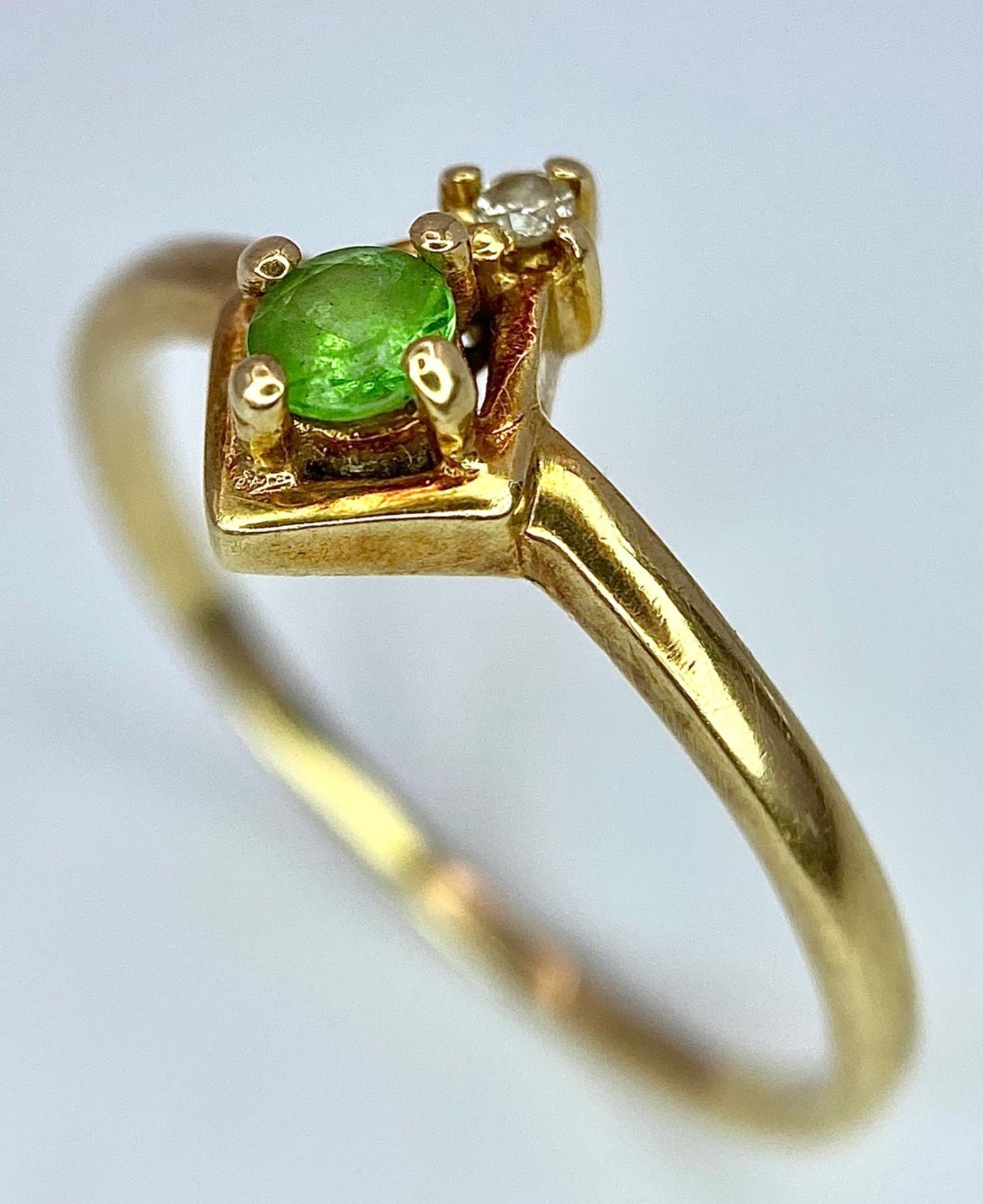 A14K YELLOW GOLD PERIDOT & DIAMOND RING. Size K/L, 1.4g total weight. Ref: SC 9030 - Image 3 of 6