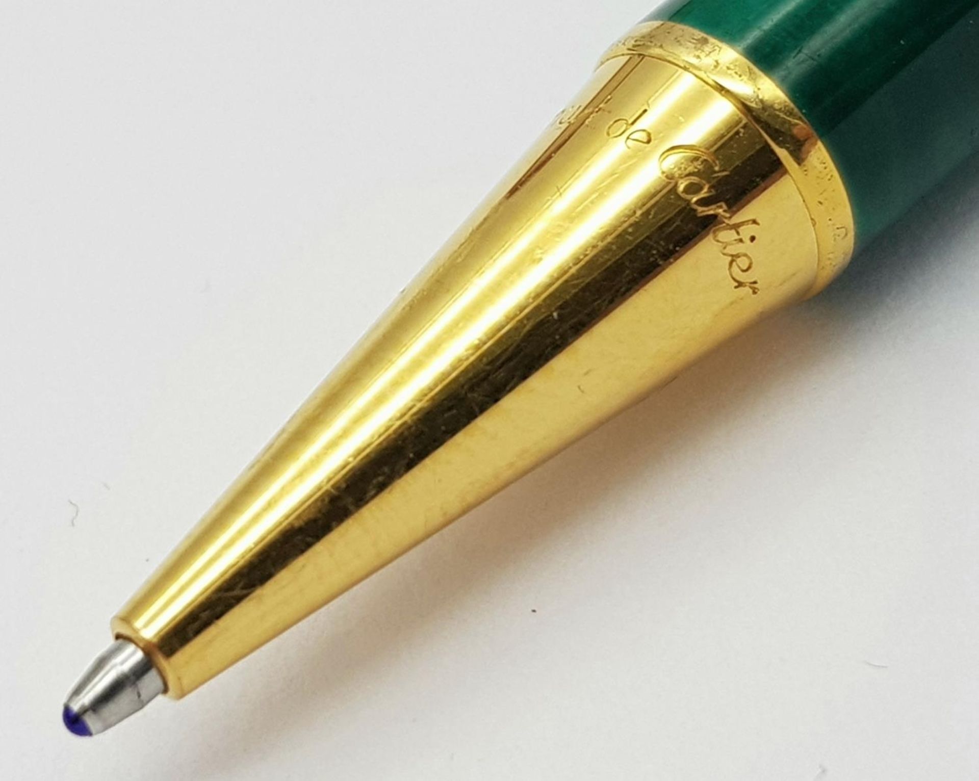 A Cartier Ballpoint Pen with Malachite Lacquer Decoration. Comes with original Cartier case plus - Bild 4 aus 6