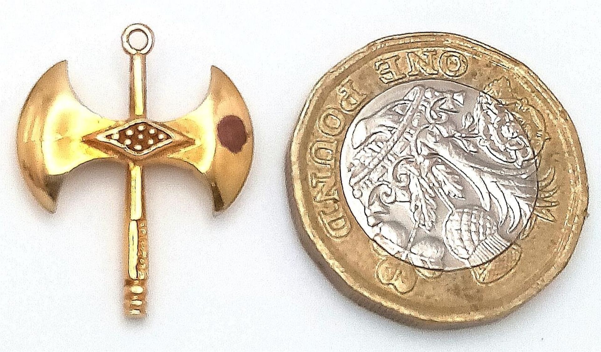 A 14K (TESTED) YELLOW GOLD VIKING DOUBLE AXE CHARM. 22m length, 2.2g weight. Ref: SC 9034 - Bild 4 aus 4