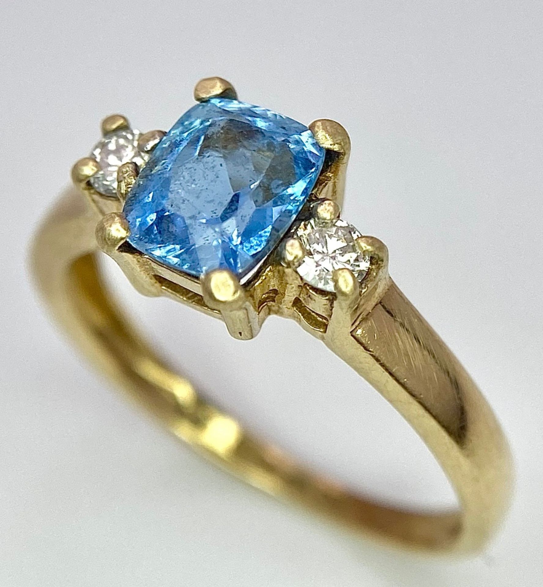 A 9K Yellow Gold Aquamarine and Diamond Ring. Size M, 2.14g total weight. - Bild 4 aus 7