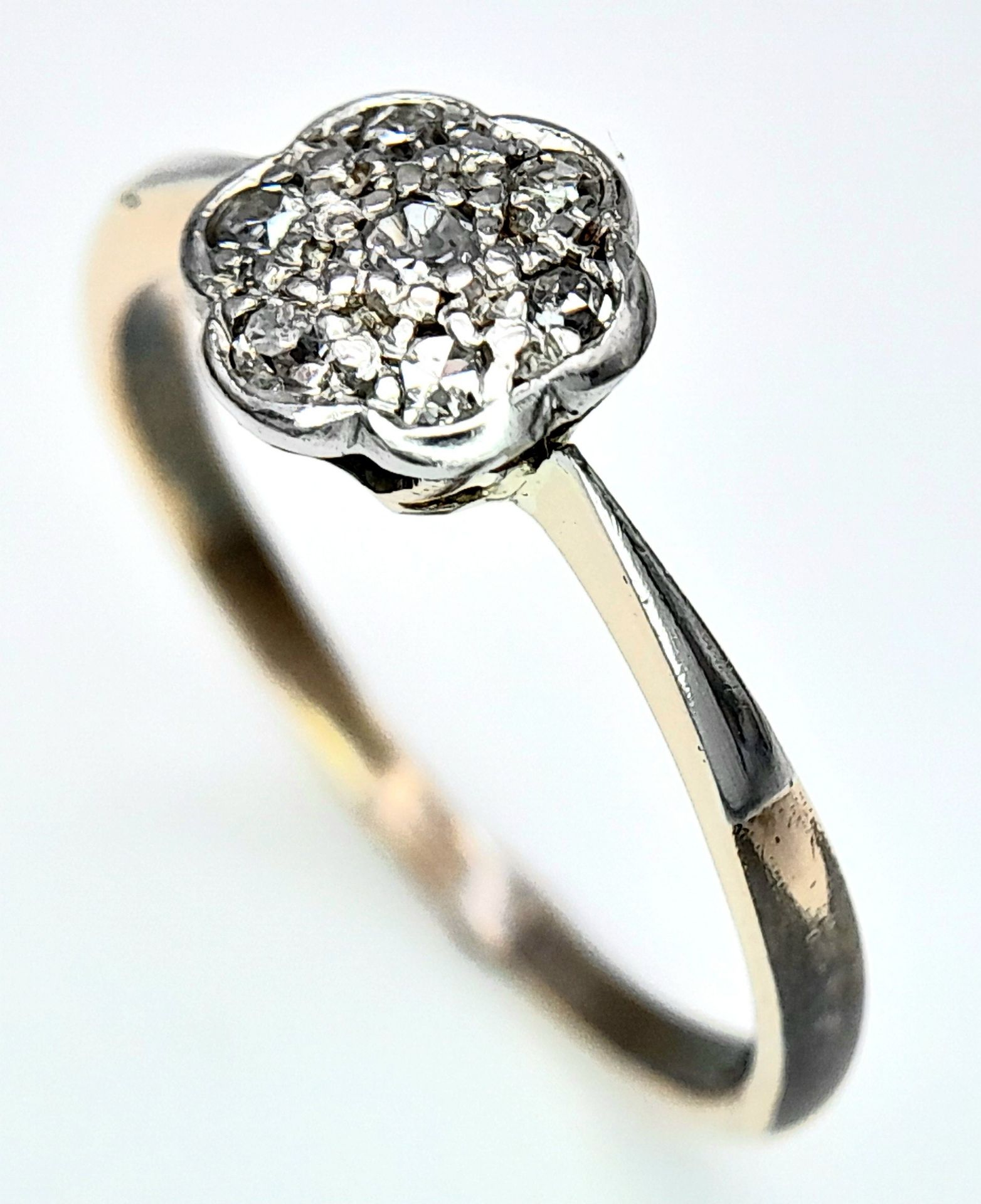 AN 18K YELLOW GOLD & PLATINUM VINTAGE DIAMOND CLUSTER RING. Size R, 3.1g total weight. Ref: SC 8065 - Image 4 of 7