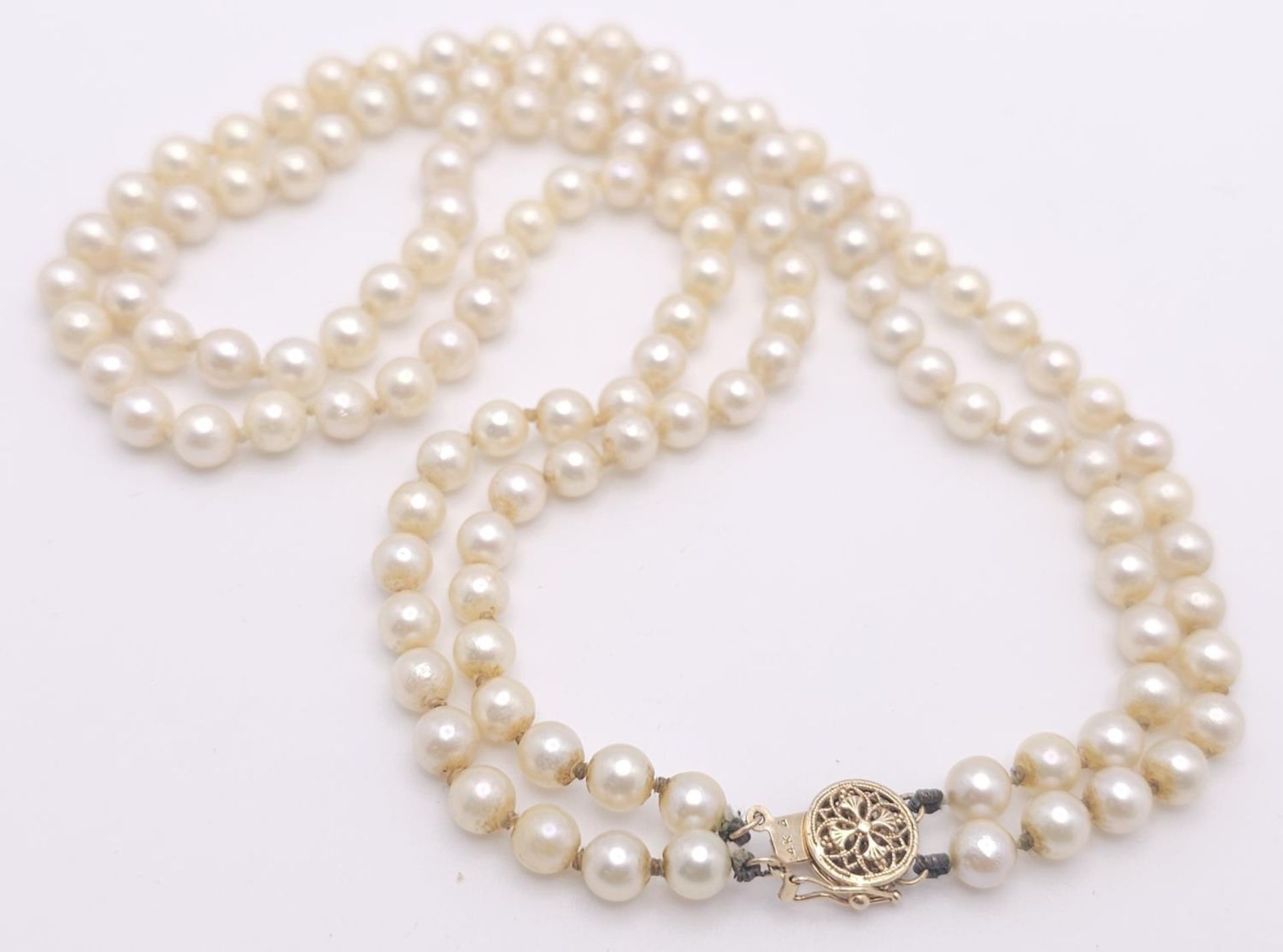 A Vintage Two Row Pearl Choker Necklace with a 14K Gold Clasp. 38cm.