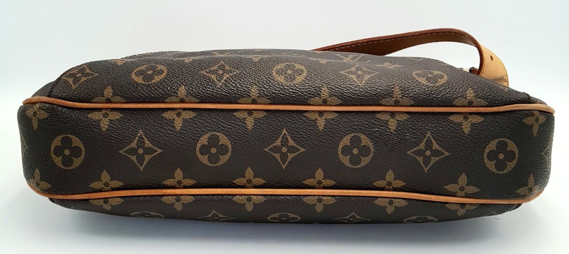 A Louis Vuitton Thames Shoulder Bag. Monogramed canvas exterior with gold-toned hardware, adjustable - Image 4 of 9