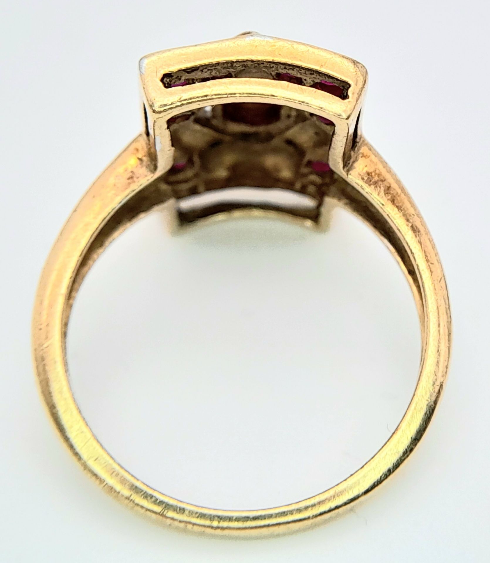 A 9K YELLOW GOLD VINTAGE DIAMOND & RUBY RING. Size M, 4.3g total weight. Ref: SC 8037 - Bild 5 aus 6