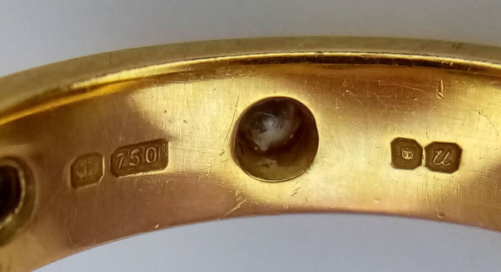 A 18K YELLOW GOLD DIAMOND & SAPPHIRE SET BAND RING 0.20CT DIAMONDS & 0.25CT SAPPHIRES 5.5G SIZE K. - Bild 5 aus 5