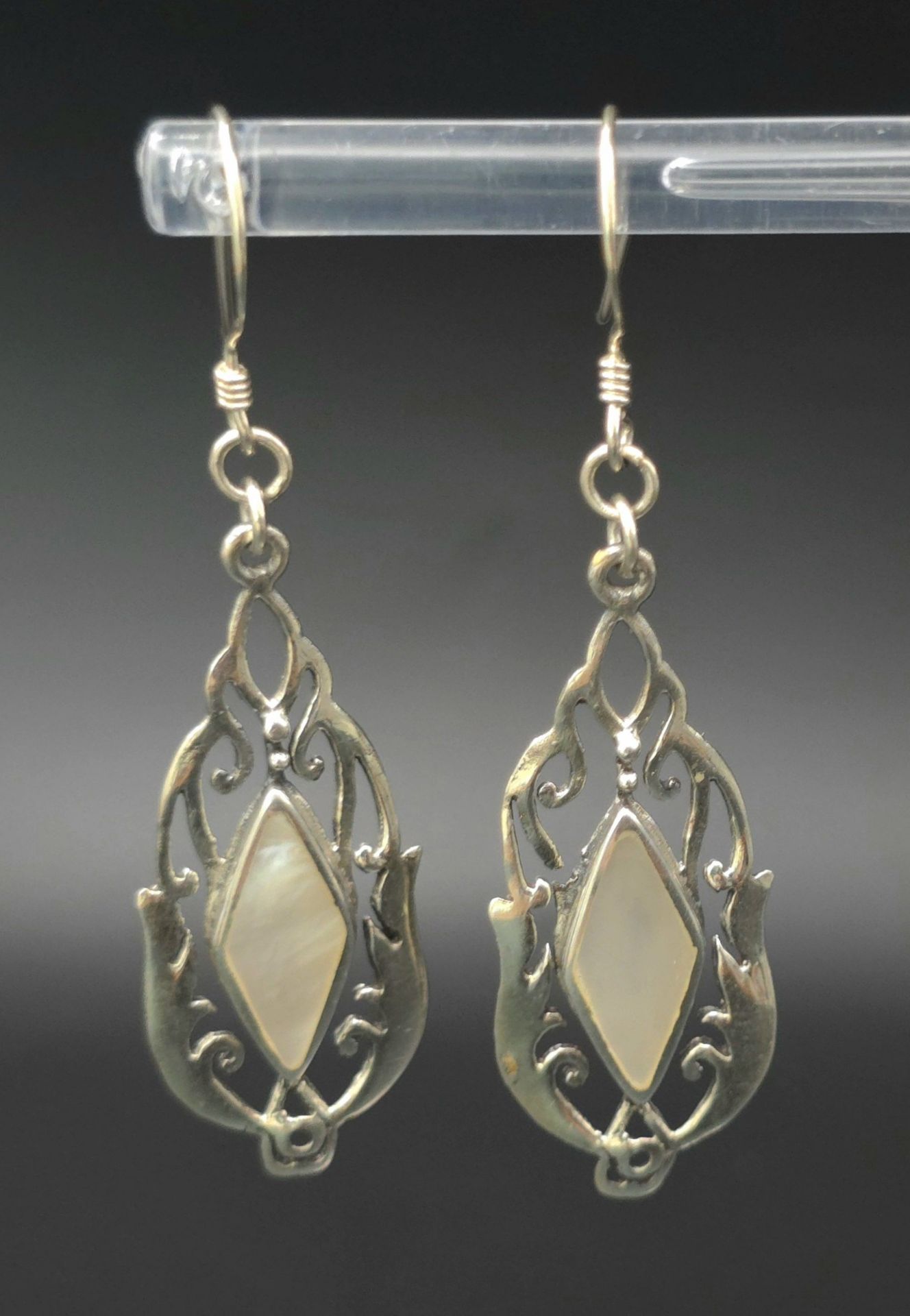 A Vintage Pair of Mother of Pearl Set Filigree Earrings. 5cm Drop. 1.5cm Wide at widest point. - Image 2 of 5
