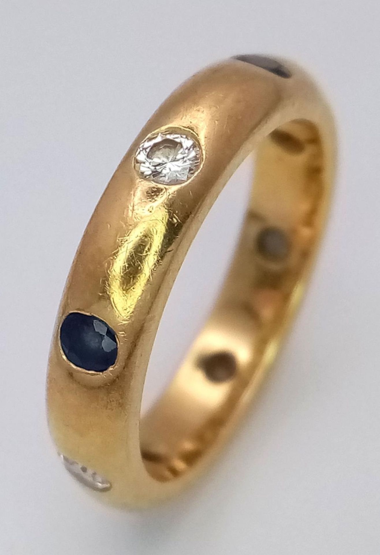 A 18K YELLOW GOLD DIAMOND & SAPPHIRE SET BAND RING 0.20CT DIAMONDS & 0.25CT SAPPHIRES 5.5G SIZE K.