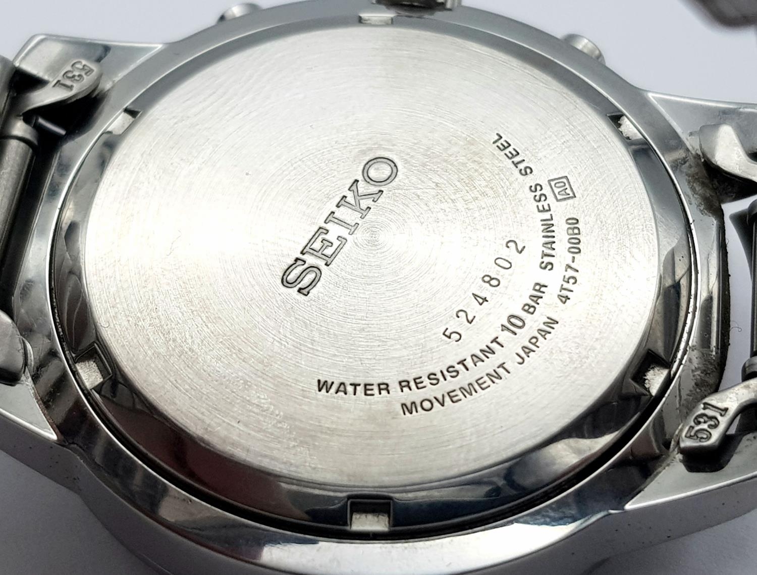 A Seiko 5 Chronograph Quartz Gents Watch. Stainless steel bracelet and case - 43mm. White dial - Image 4 of 6