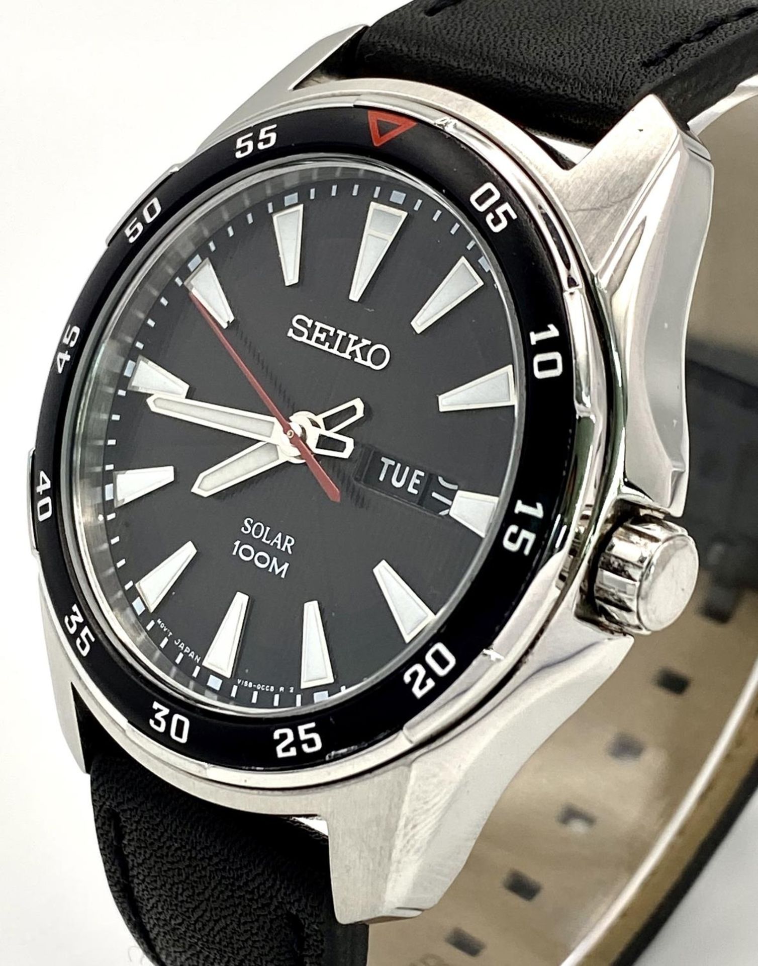 A Seiko Solar Gents Watch. Black leather strap. Stainless steel case - 44mm. Black dial with day/ - Image 4 of 7