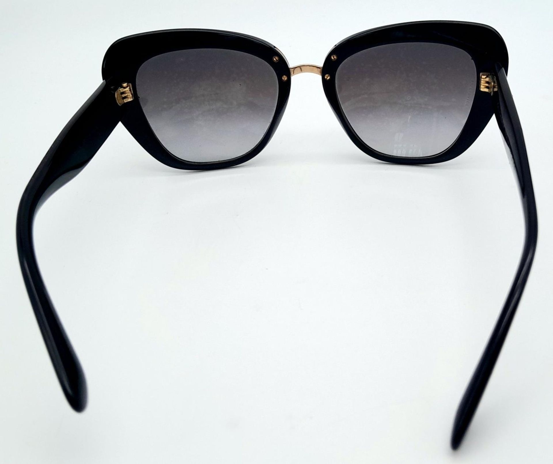 A Pair of Designer Dolce and Gabbana Sunglasses. - Bild 4 aus 7