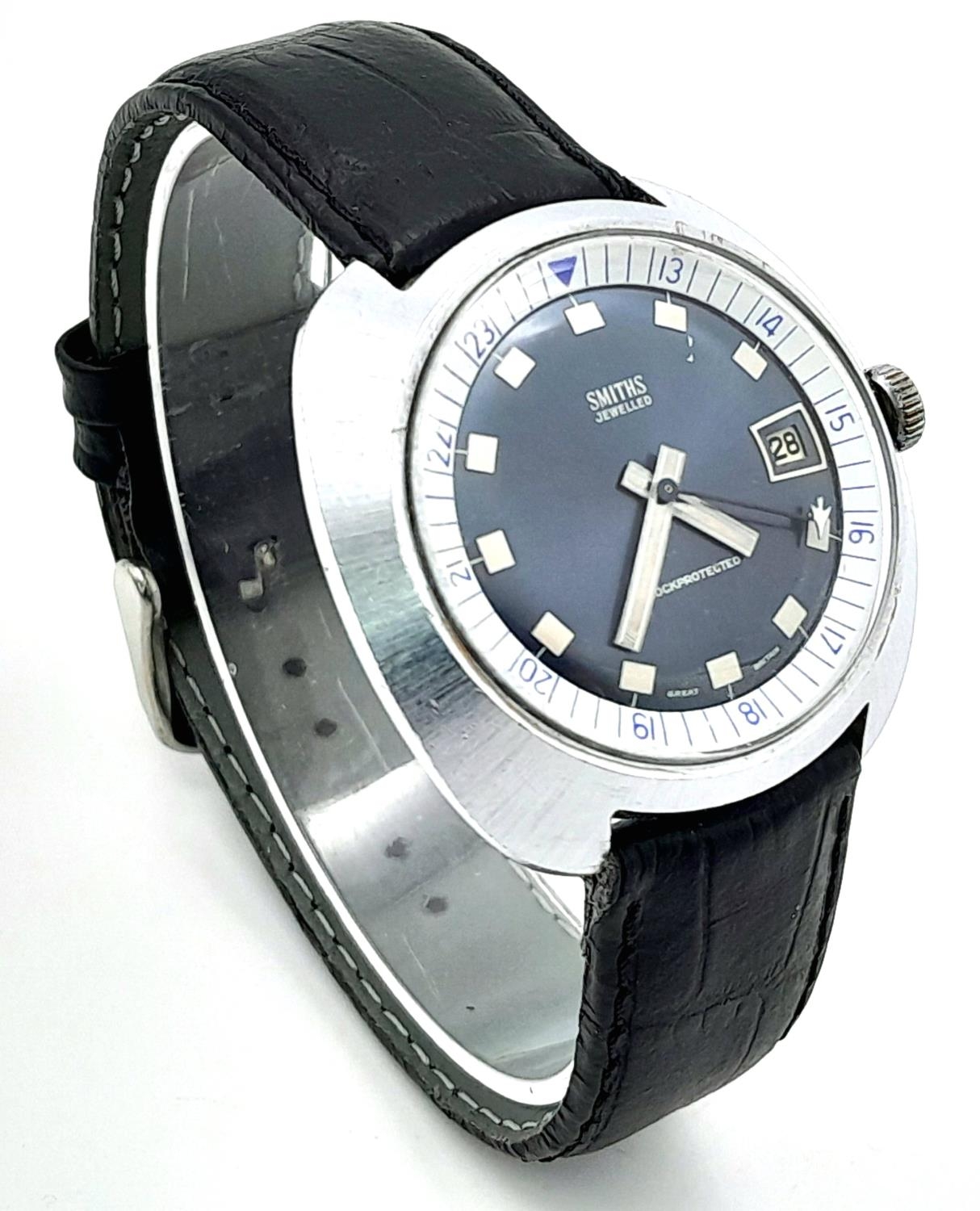 A Vintage Smiths Mechanical Gents Watch. Black leather strap. Stainless steel case - 42mm. Blue dial - Image 3 of 6