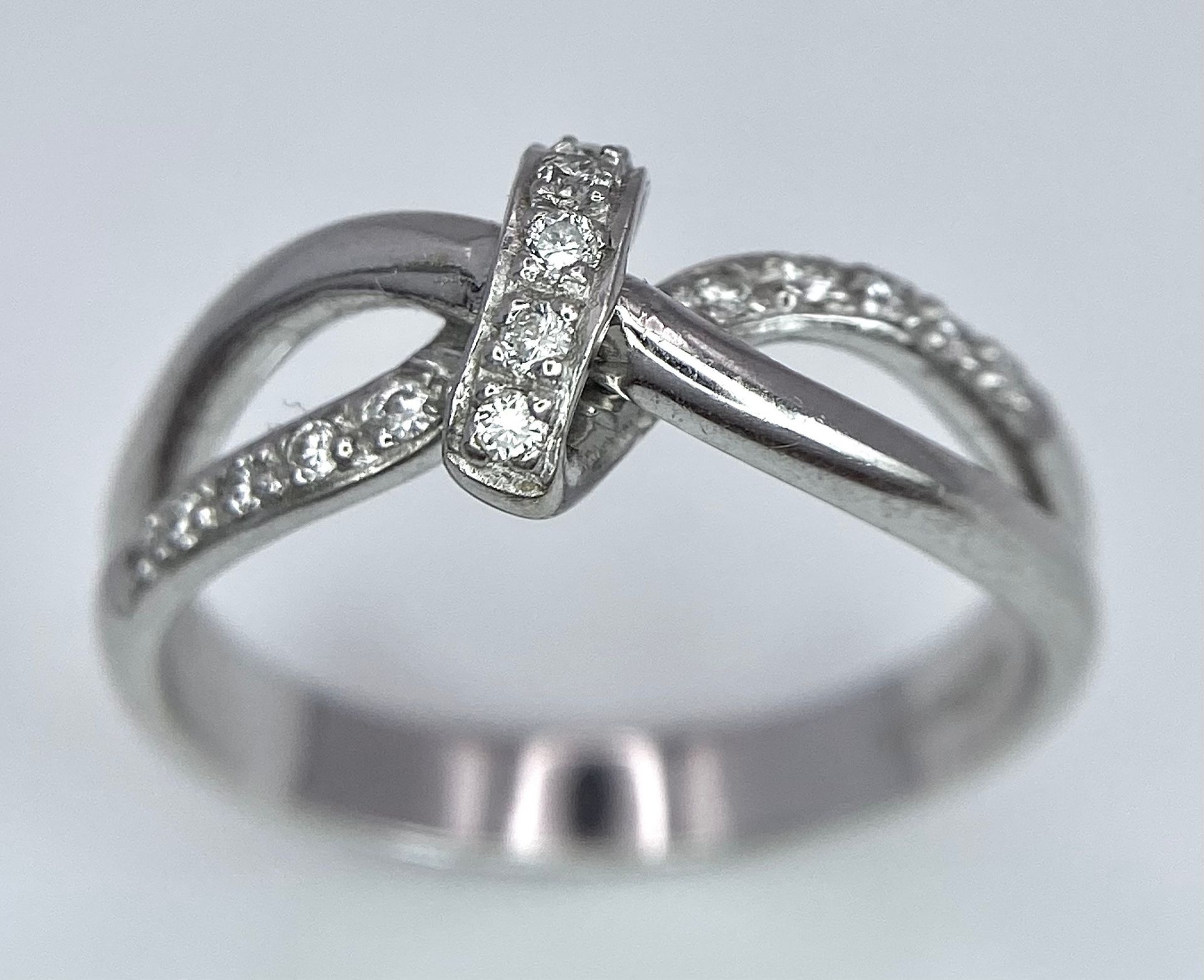 A 18K WHITE GOLD FANCY DIAMOND SET KNOT RING 3.8G SIZE N BL 9006