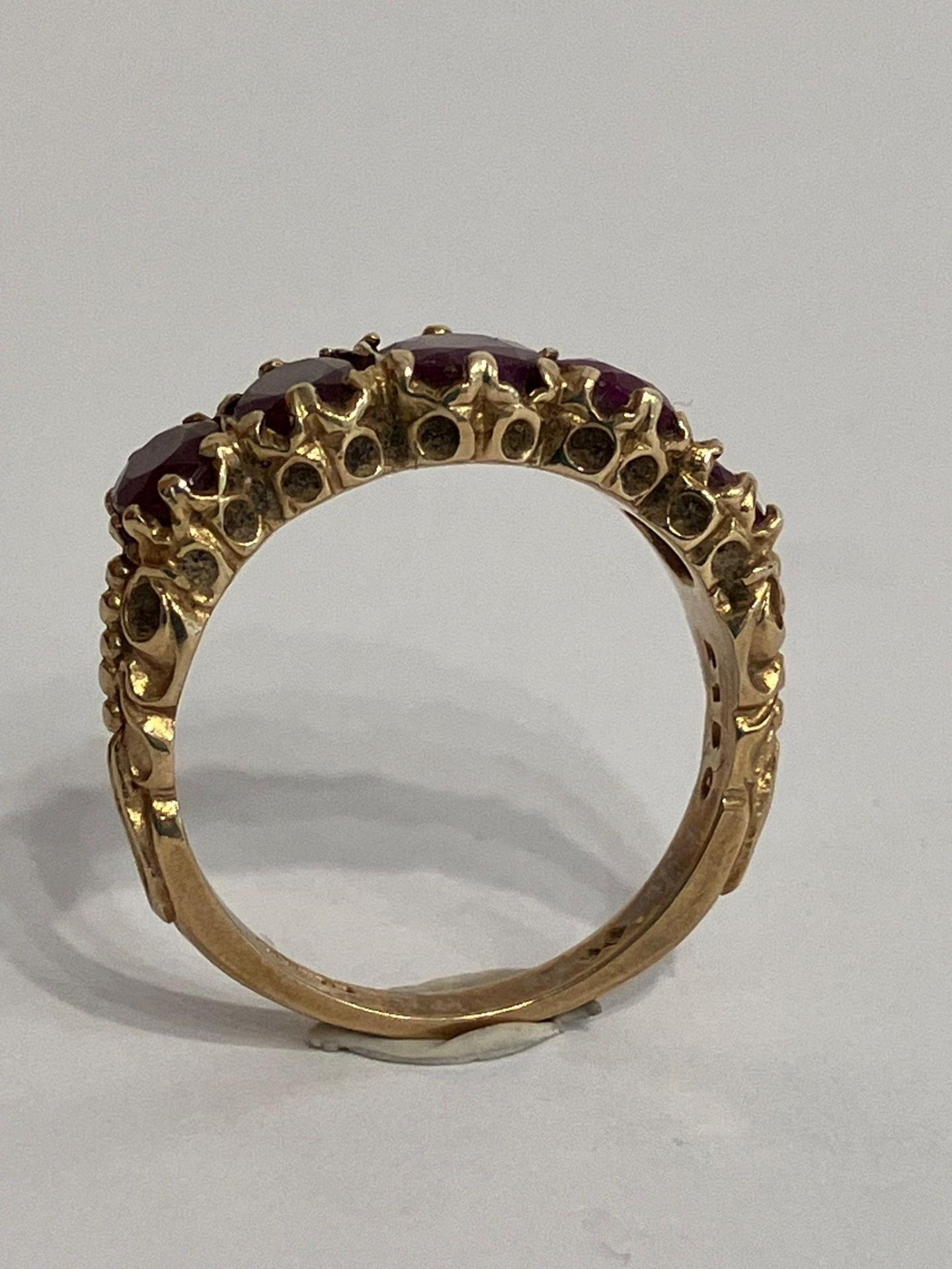 Magnificent 9 carat GOLD and AMETHYST RING. Consisting 5 x Graduated Oval Cut AMETHYSTS mounted to - Bild 2 aus 2