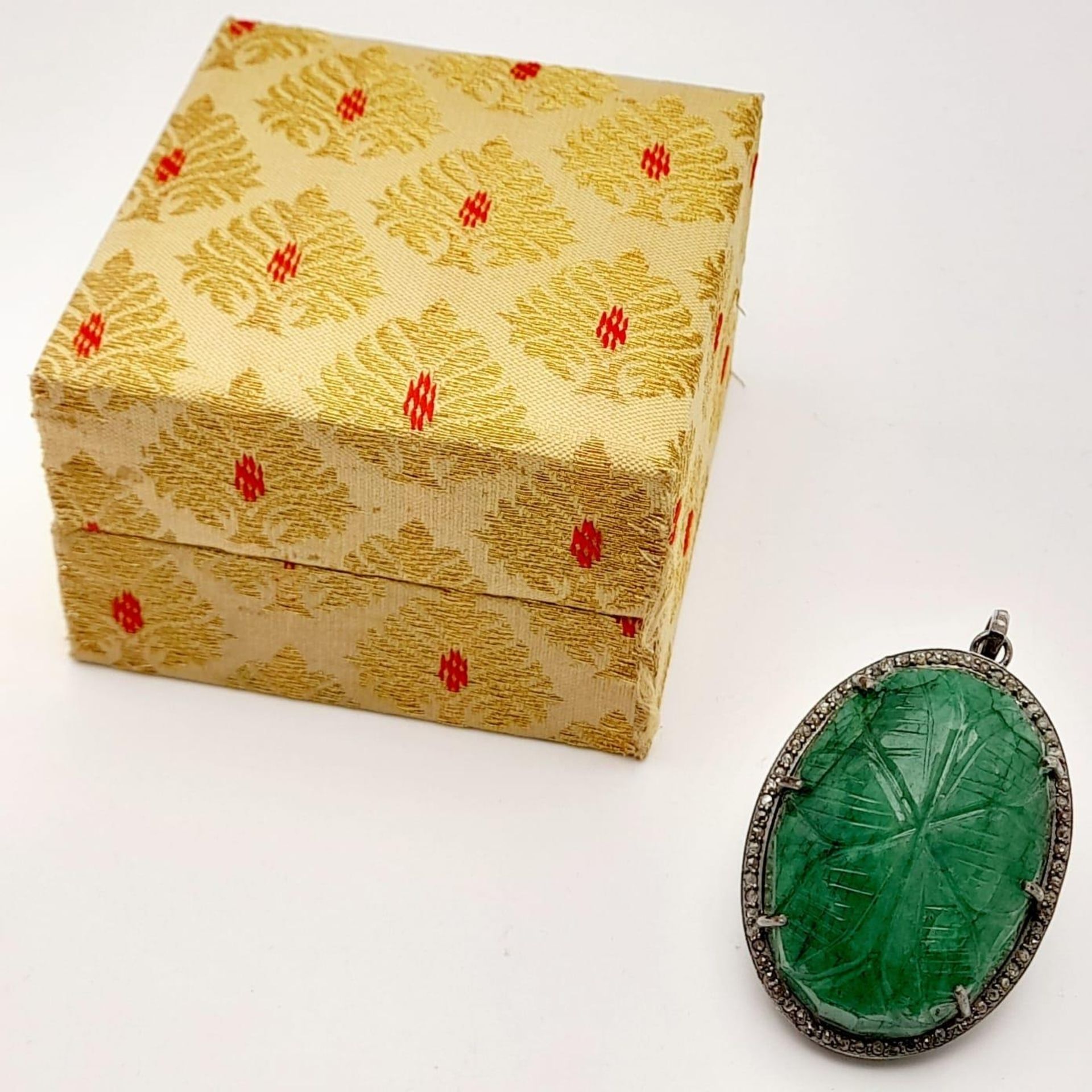 A Silver Carved Emerald Pendant with Rose-Cut Diamond Surround. Oval shaped. 144.25- ctw. Diamonds - - Bild 2 aus 5