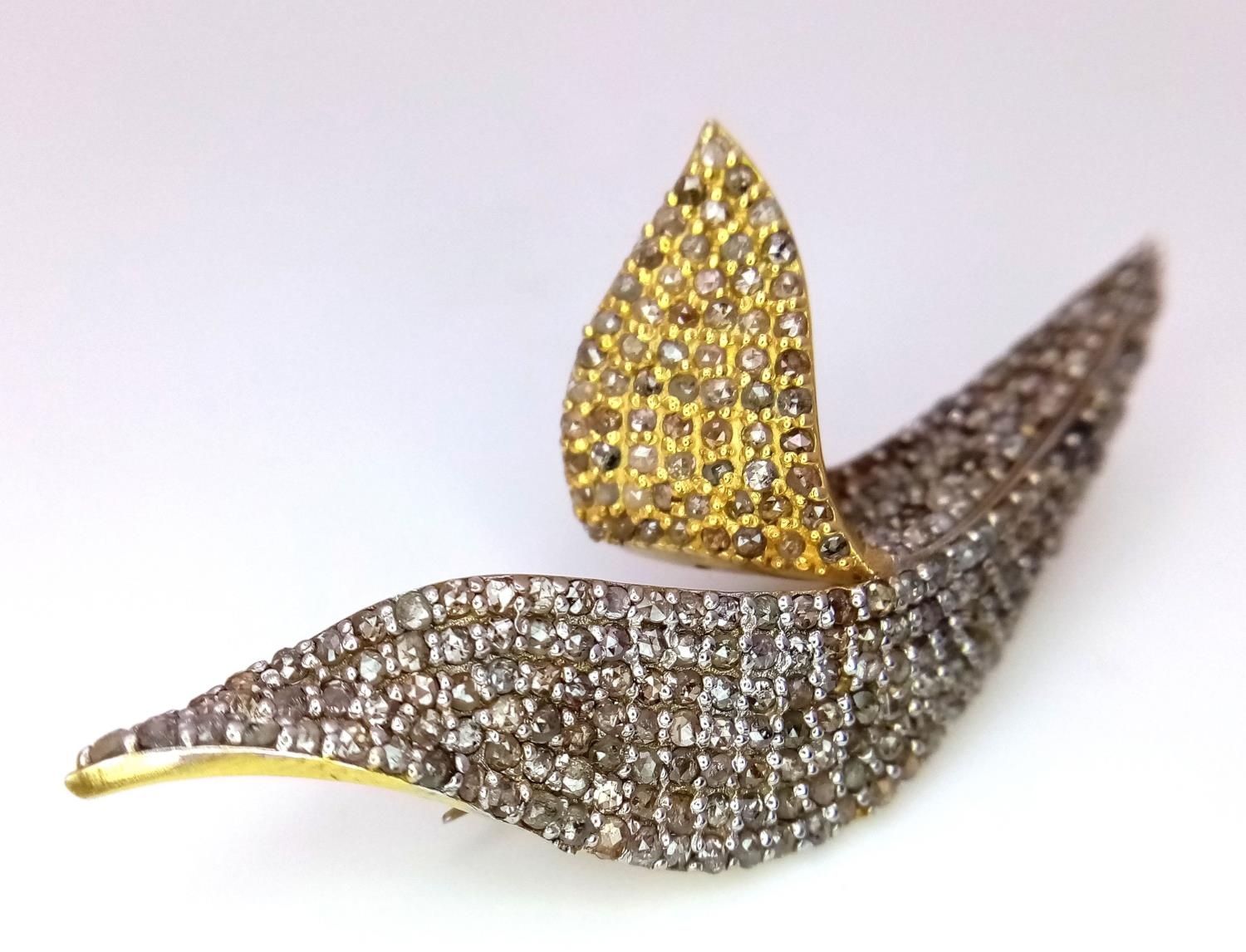 A Diamond Two Tone Leaf Cluster Brooch with 2ctw of Diamonds. Set in 925 Silver. 6g total weight. - Bild 2 aus 4