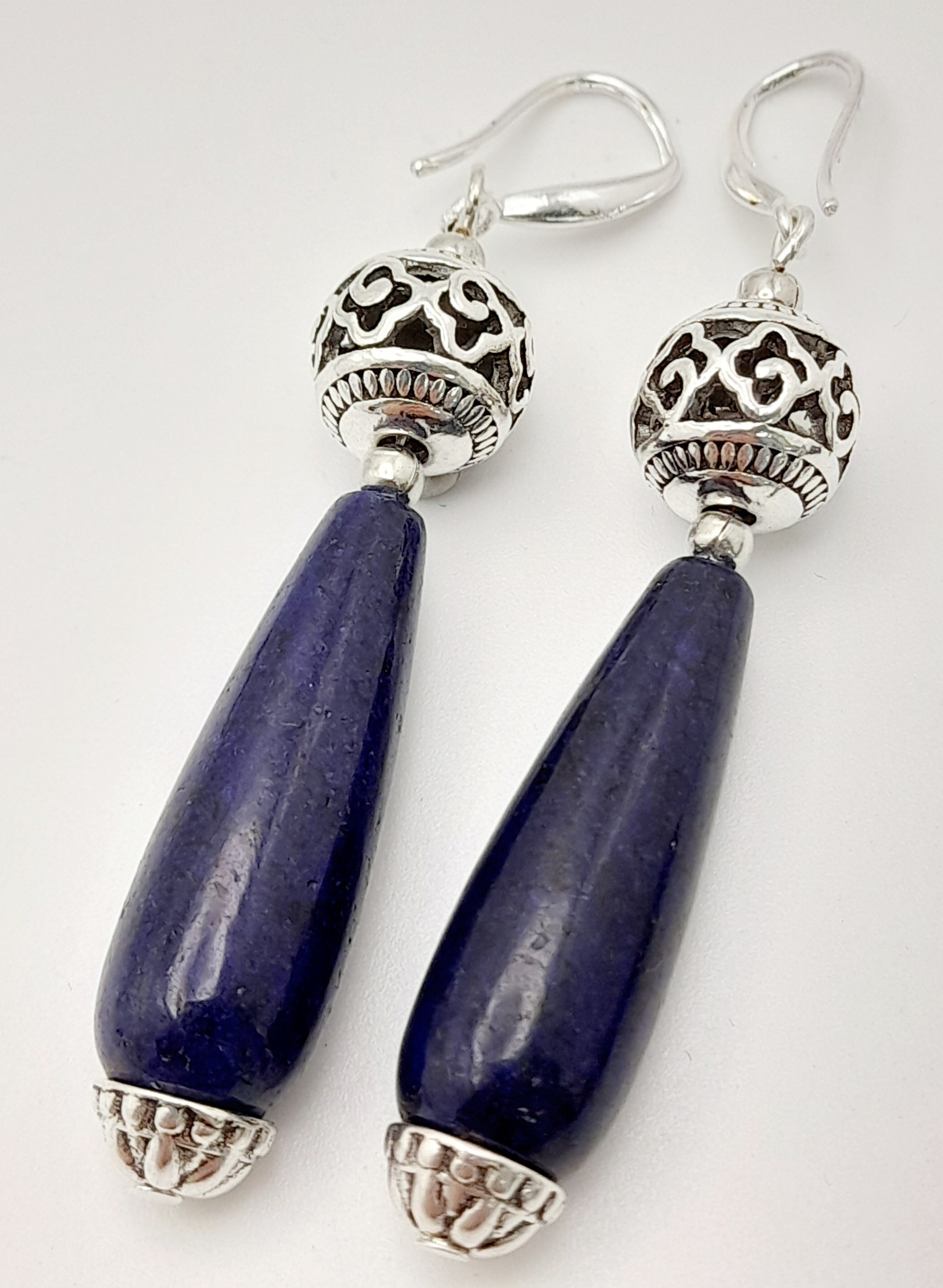 A Lapis Lazuli Jewellery Suite. Includes: necklace, earrings, bracelet and ring - size S. - Image 2 of 6