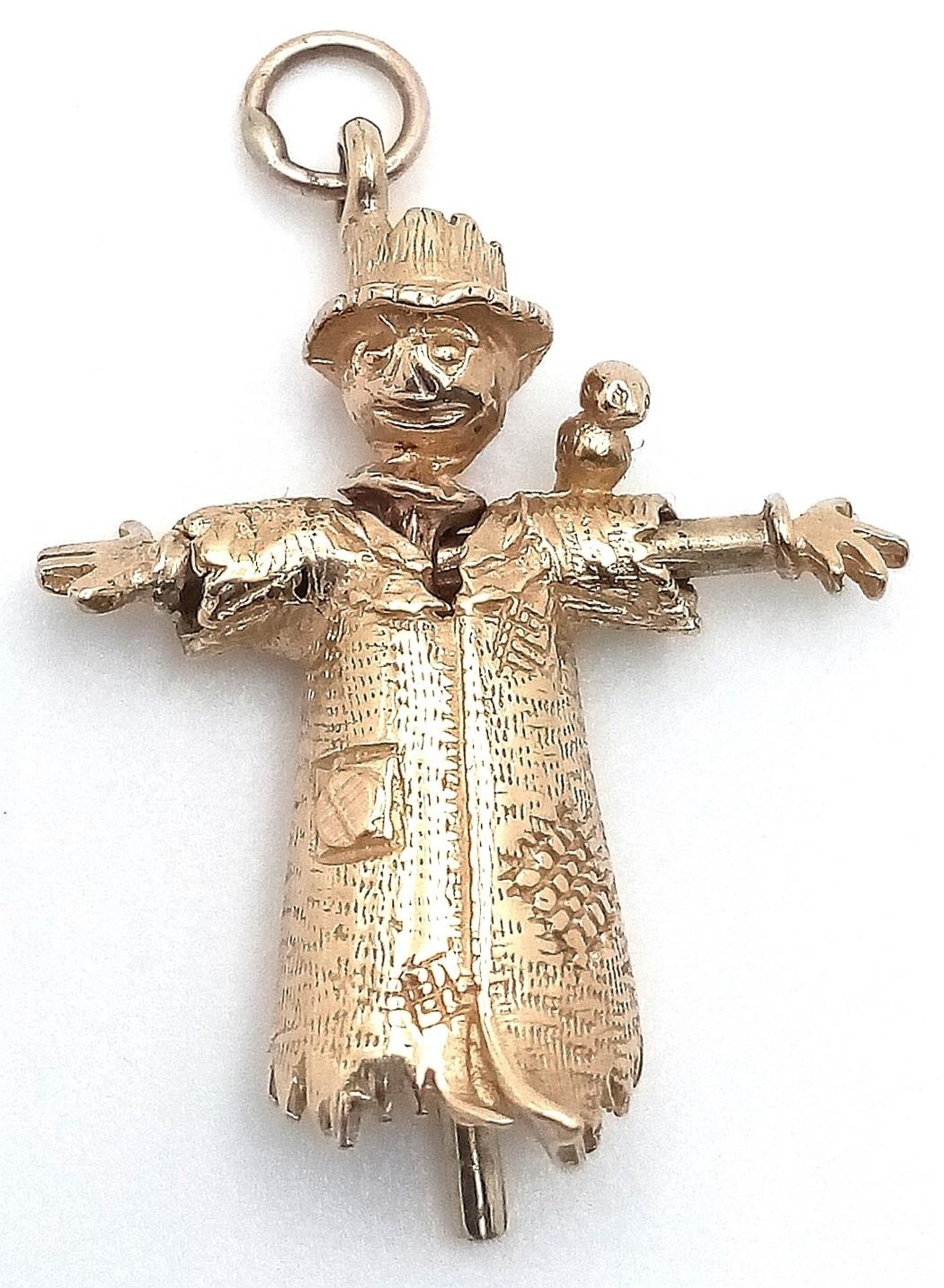 A 9K YELLOW GOLD SCARECROW CHARM WITH MOVING PARTS. 28mm length, 3.2g weight. Ref: SC 9056