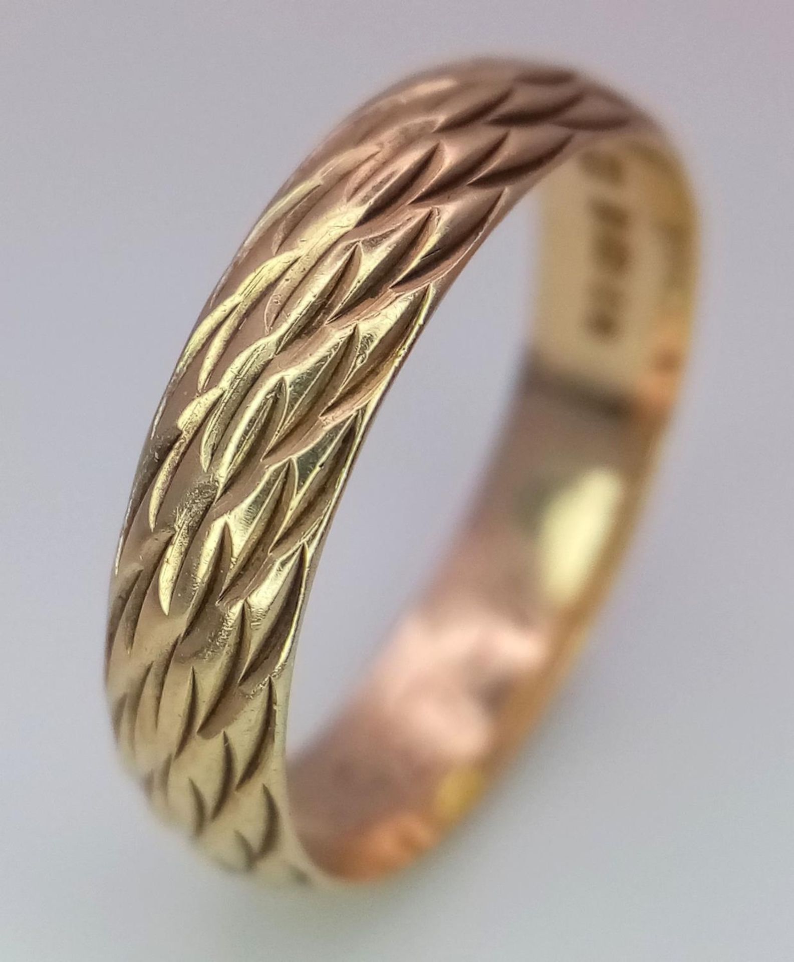 A 9ct Yellow Gold Patterned Band Ring, size M, 2.1g total weight. ref: 1518I