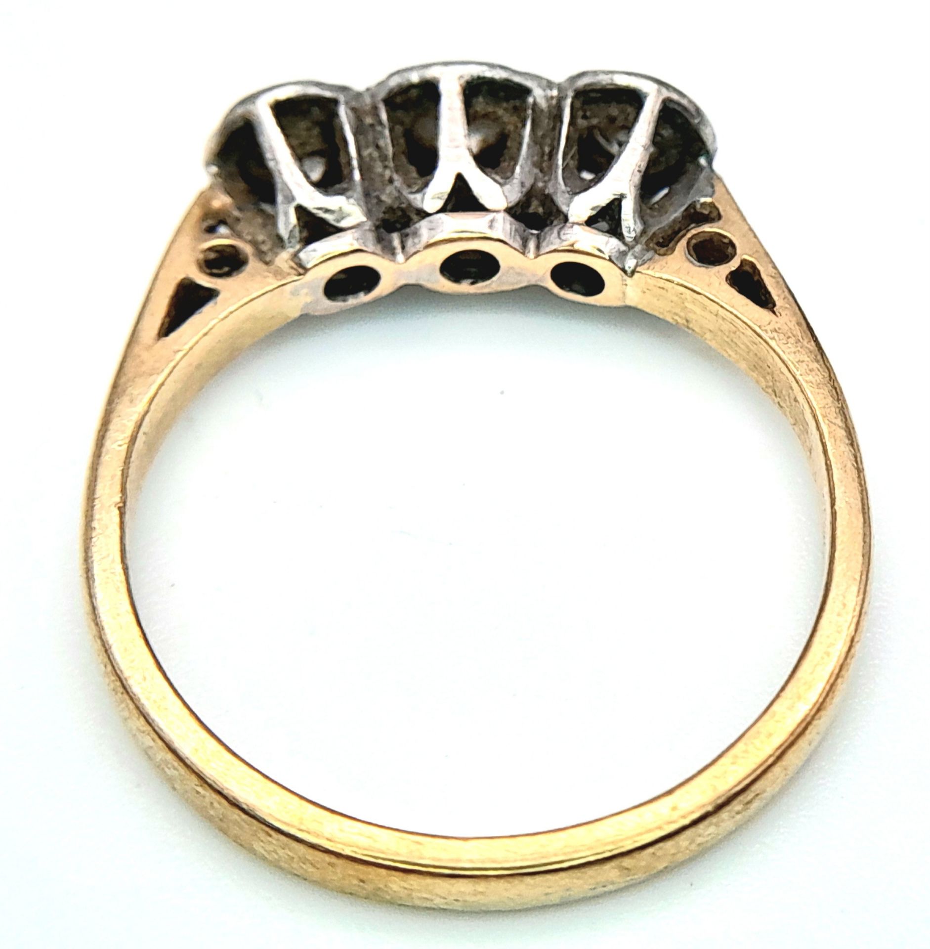 A 9K YELLOW GOLD VINTAGE DIAMOND 3 STONE RING. 0.30CT. 3.1G. SIZE N. - Image 4 of 6
