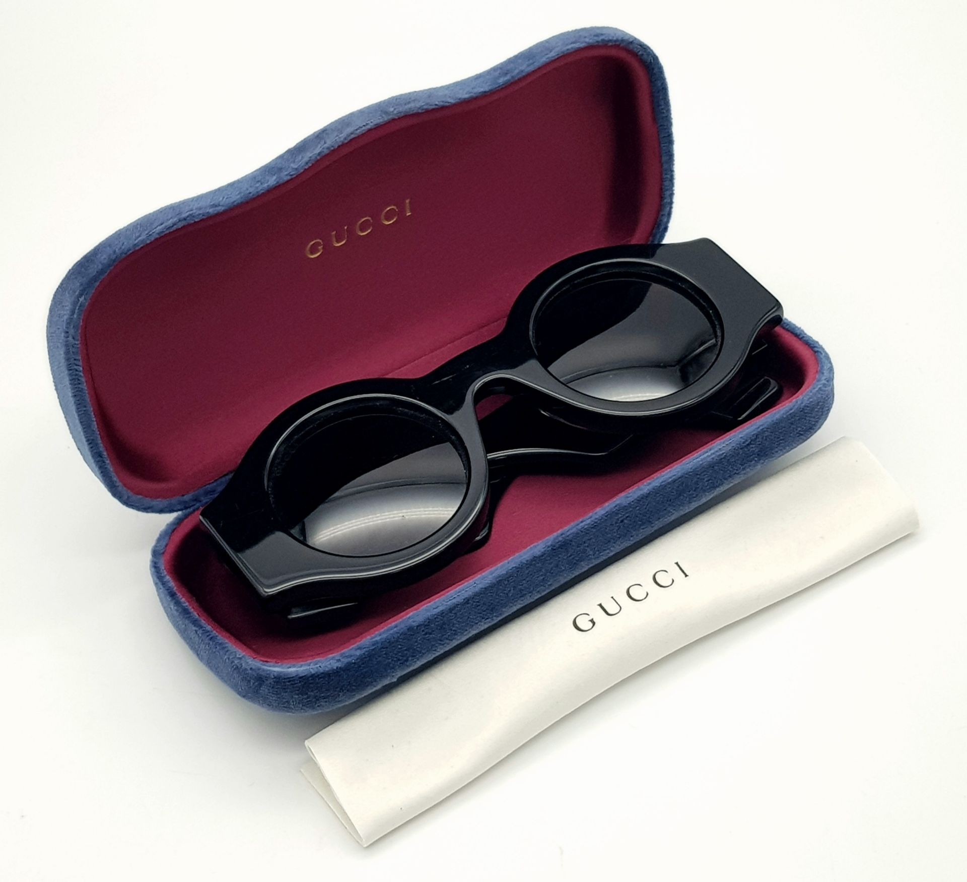 A Pair of Gucci Black Round Sunglasses. Gold-toned GG logos to sides. Thick frames. Comes with - Image 5 of 7