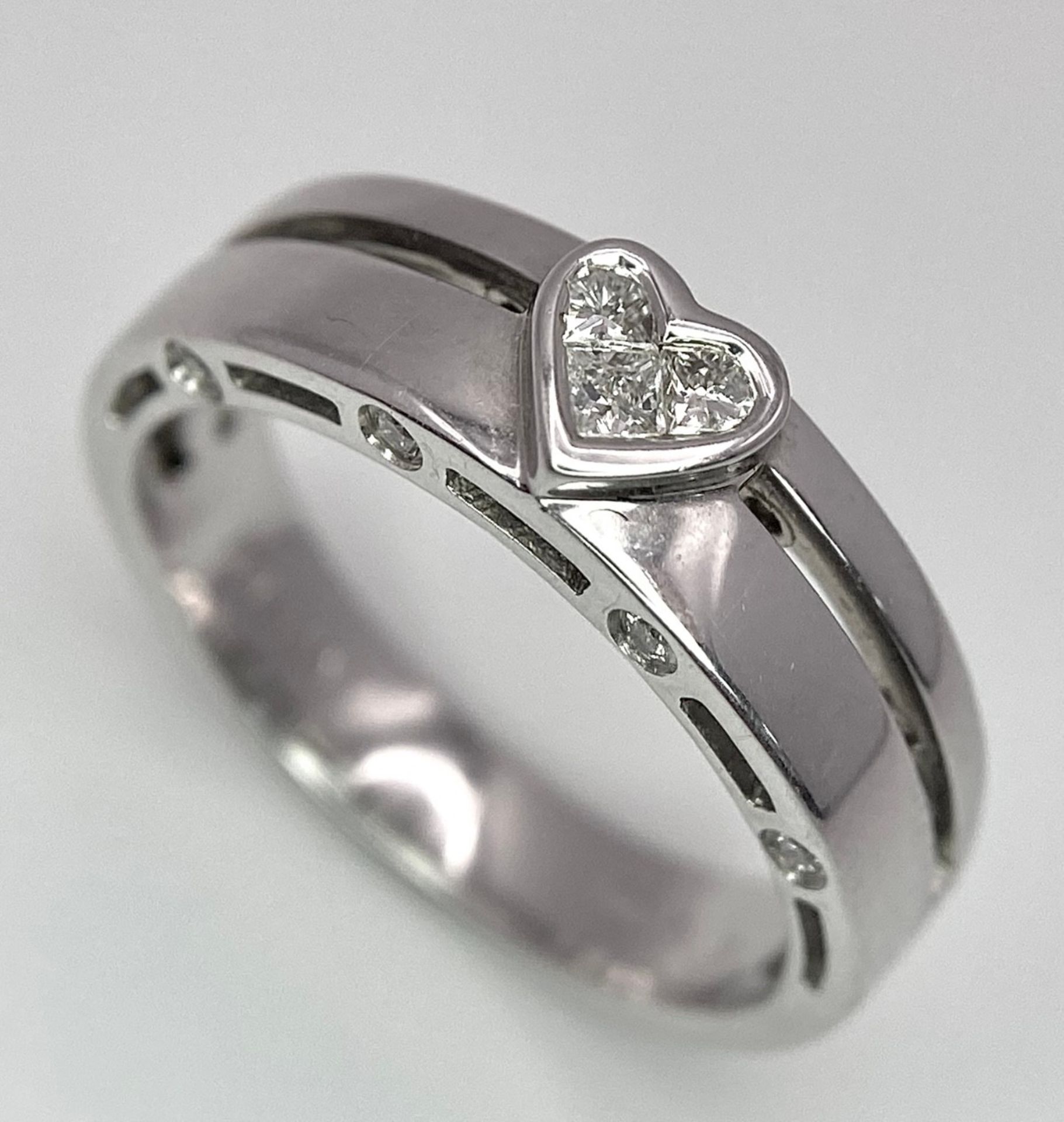 A 18K WHITE GOLD DIAMOND RING, DIAMONDS SET IN HEART SHAPE CENTRE AND DIAMONDS SET ON TWO SIDE 4. - Image 2 of 7