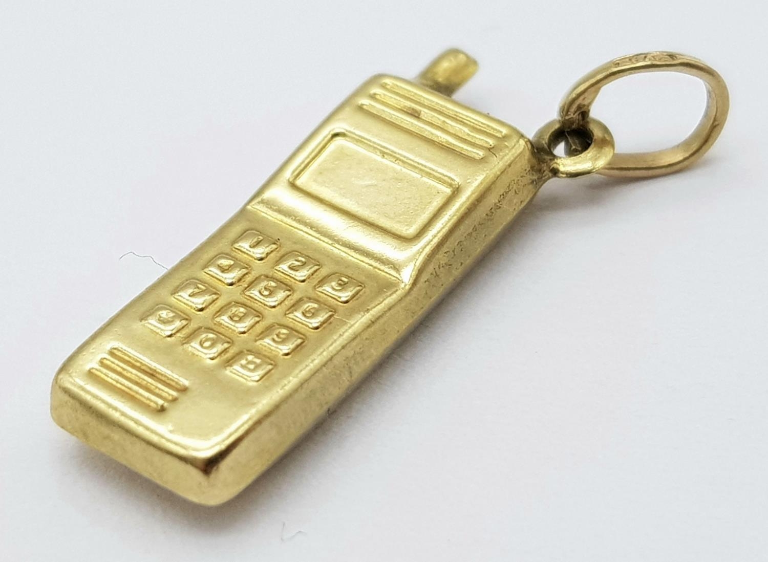 A 9K YELLOW GOLD MOBILE PHONE CHARM 0.8G , 20mm x 18mm. SC 9017