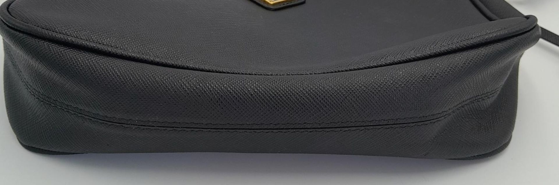 A Prada Black Re-Edition 2005 Bag. Saffiano leather exterior with gold-toned hardware, zip top - Bild 3 aus 15