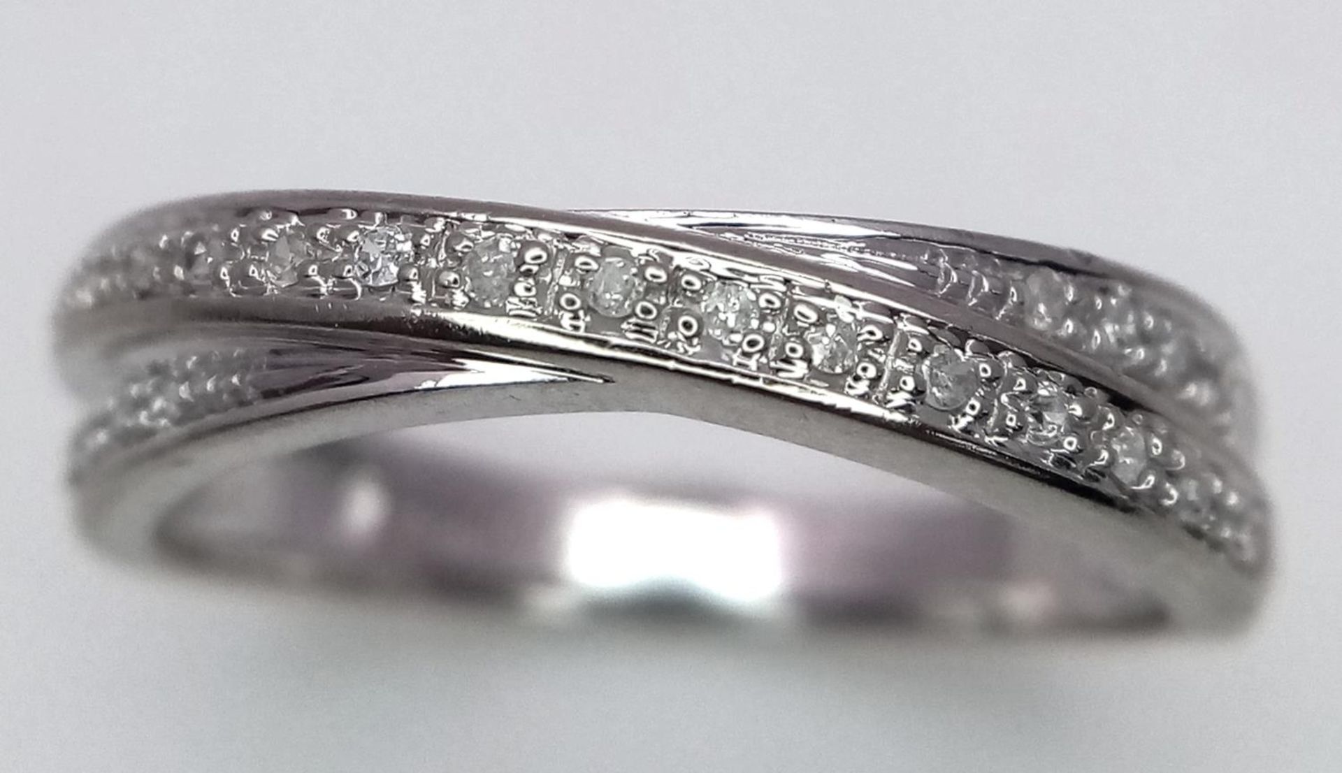A 9K WHITE GOLD DIAMOND SET 2 ROW CROSSOVER RING 2.7G SIZE O/P. SC 9071 - Image 3 of 6