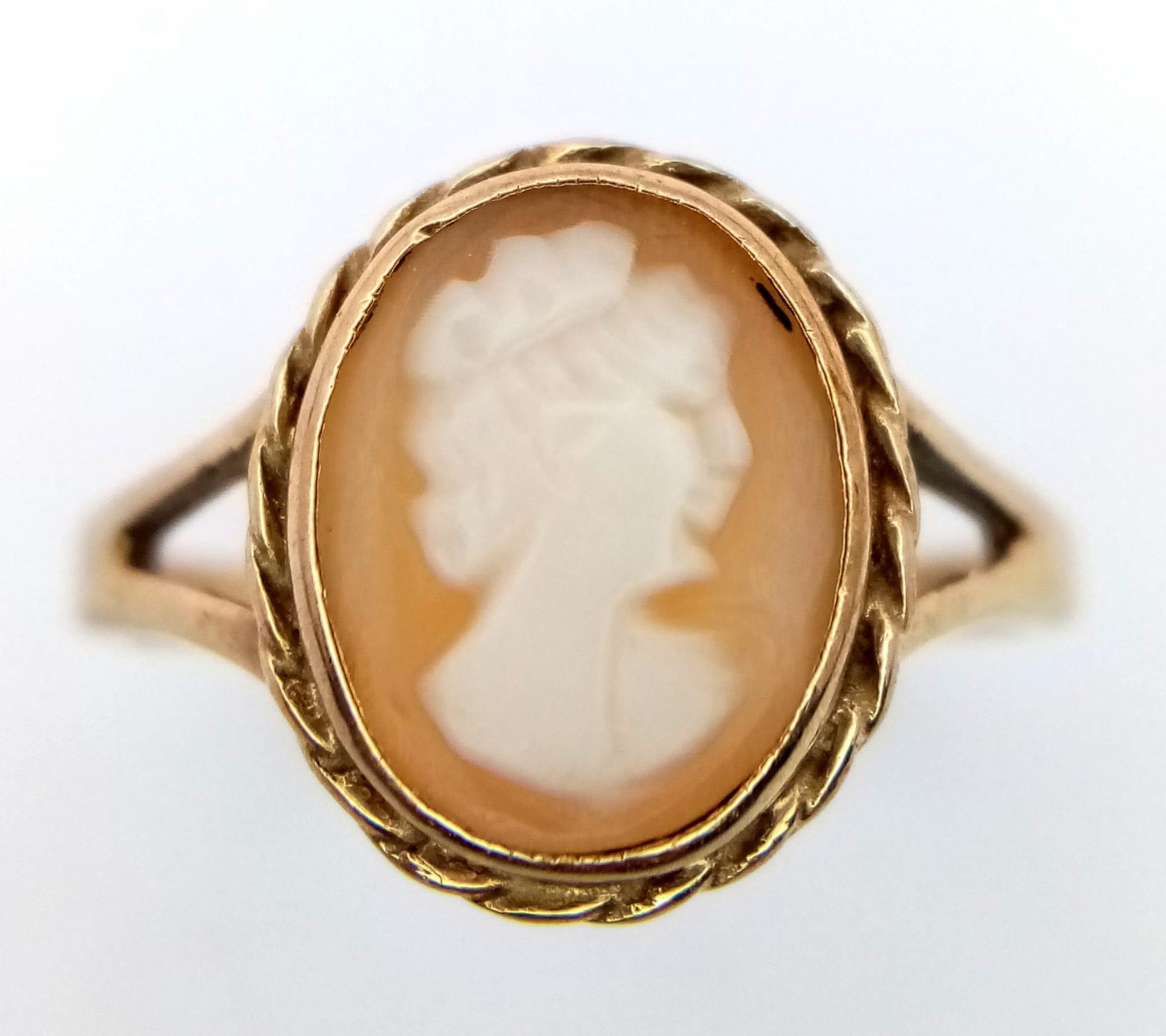 A Vintage 9K Yellow Gold Cameo Ring. Size M. 2g total weight. - Image 2 of 5