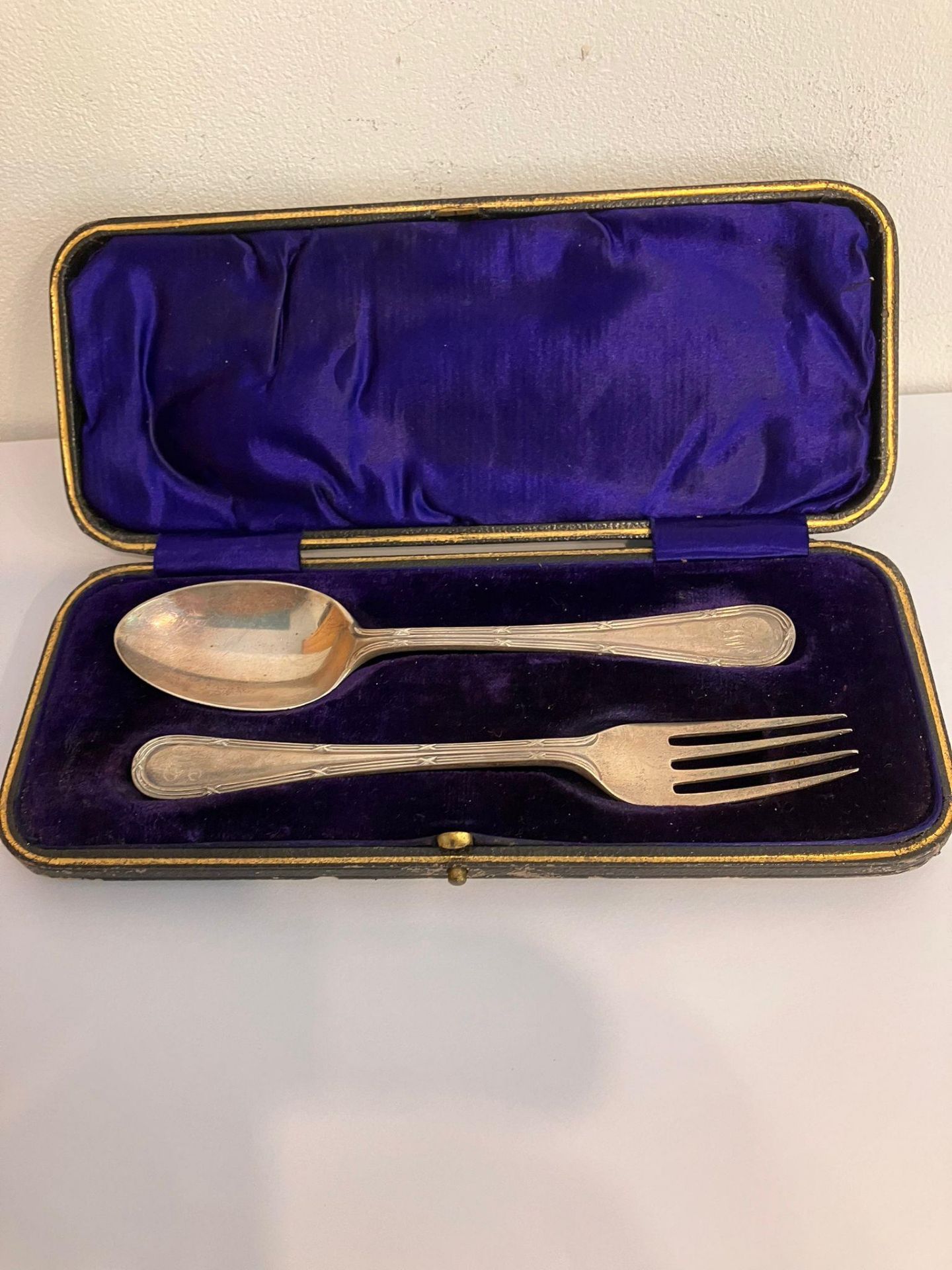 Antique SILVER FORK and SPOON SET. Hallmark for William Hutton and Sons, Sheffield 1908. Presented - Bild 2 aus 4