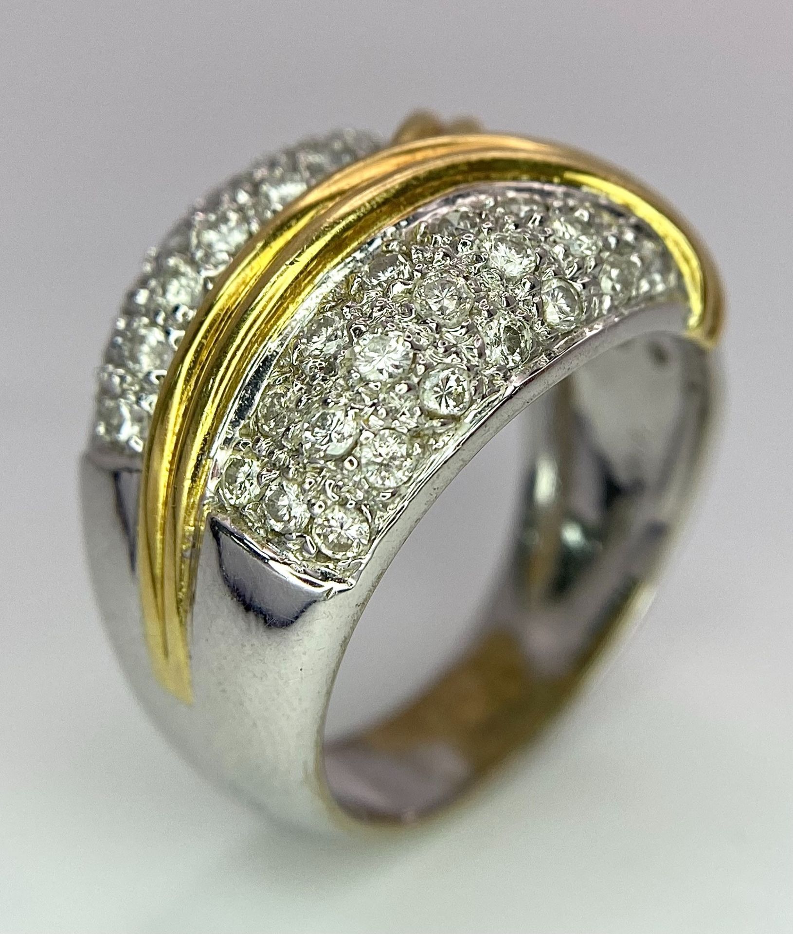 An 18K White and Yellow Gold Diamond Cluster Ring. Three small fields of diamonds separated by - Bild 3 aus 8