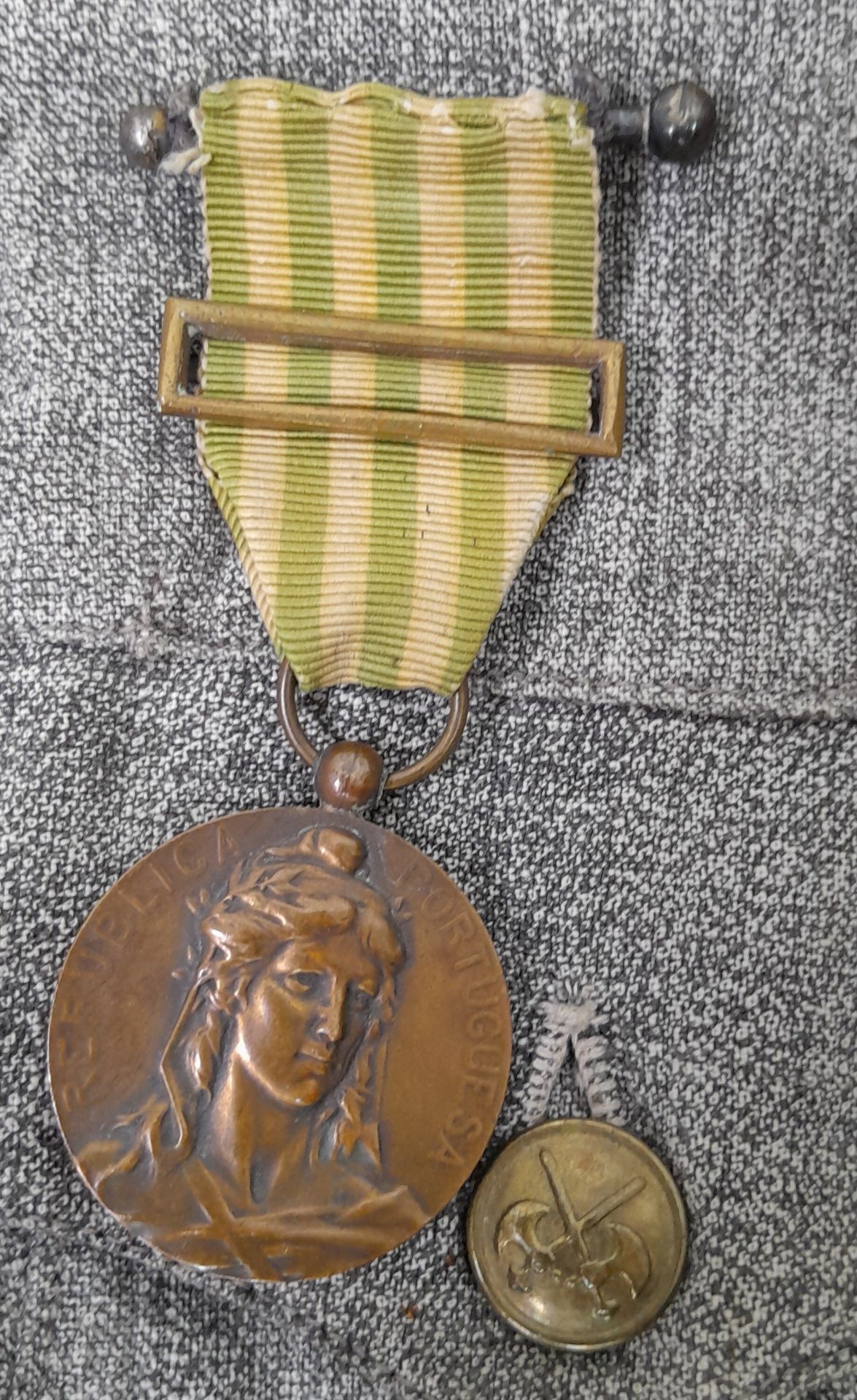 WW1 Portuguese Pioneers Tunic, complete with the following Medals: Portuguese Victory Medal, - Image 6 of 14