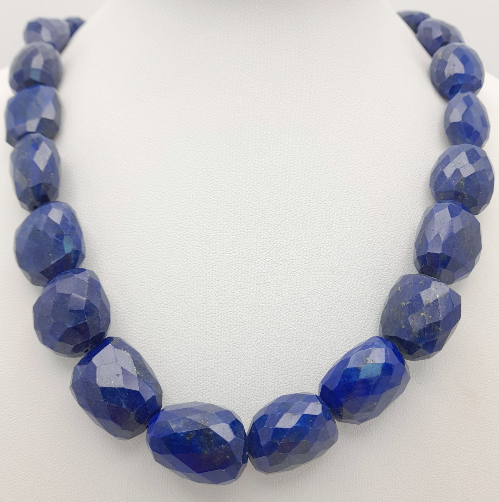 A Lapis Lazuli Jewellery Suite. Includes: necklace, earrings, bracelet and ring - size S. - Bild 5 aus 6