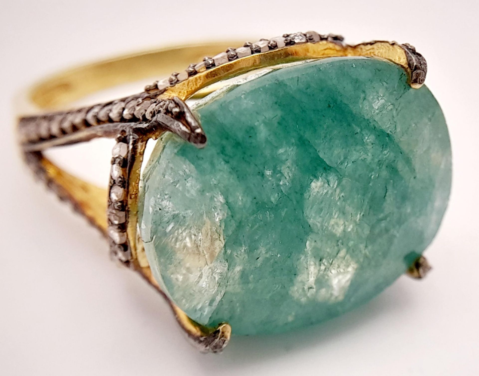 An Emerald Ring with Rose cut Diamond Accents. Set in gold plated 925 silver. Emerald - 17ct. - Bild 3 aus 7