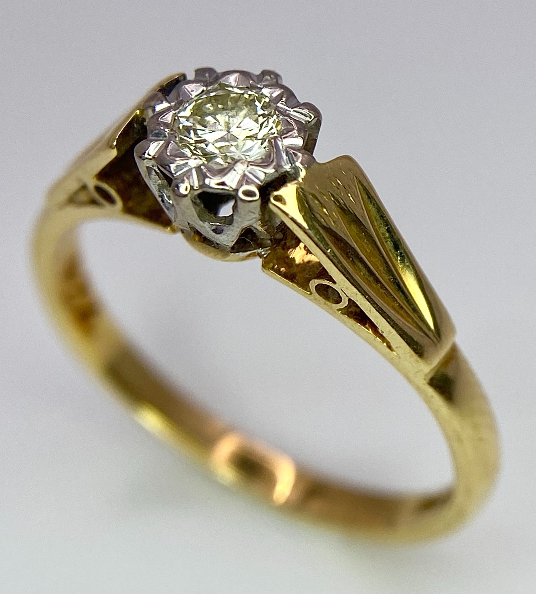 A VINTAGE 18K YELLOW GOLD DIAMOND SOLITAIRE RING. 0.15CT. 2.6G. SIZE L 1/2. - Image 2 of 6