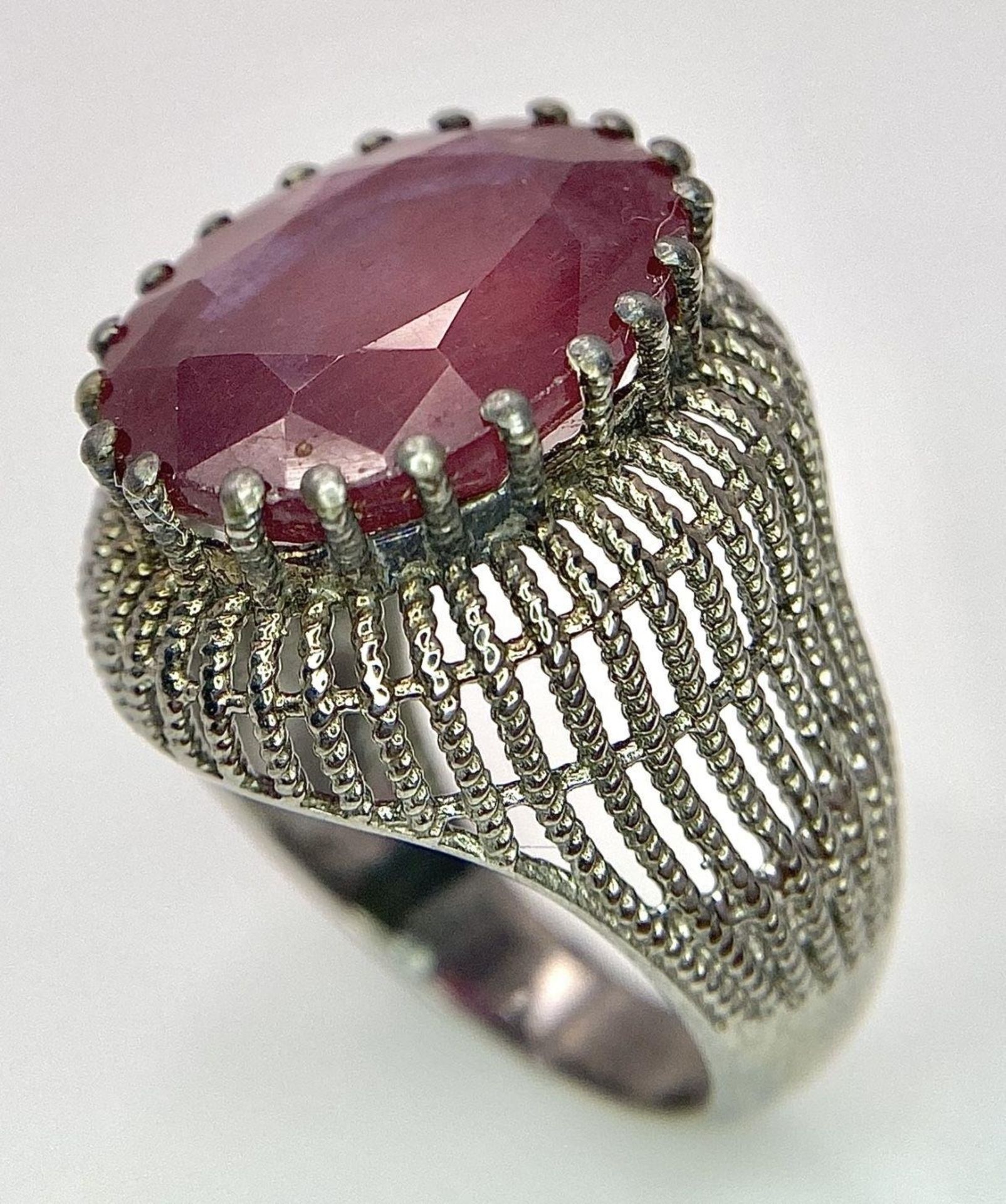 A Vintage Style 12ct Ruby Gemstone Ring set in 925 Silver. Size N. 8g total weight. - Bild 5 aus 6