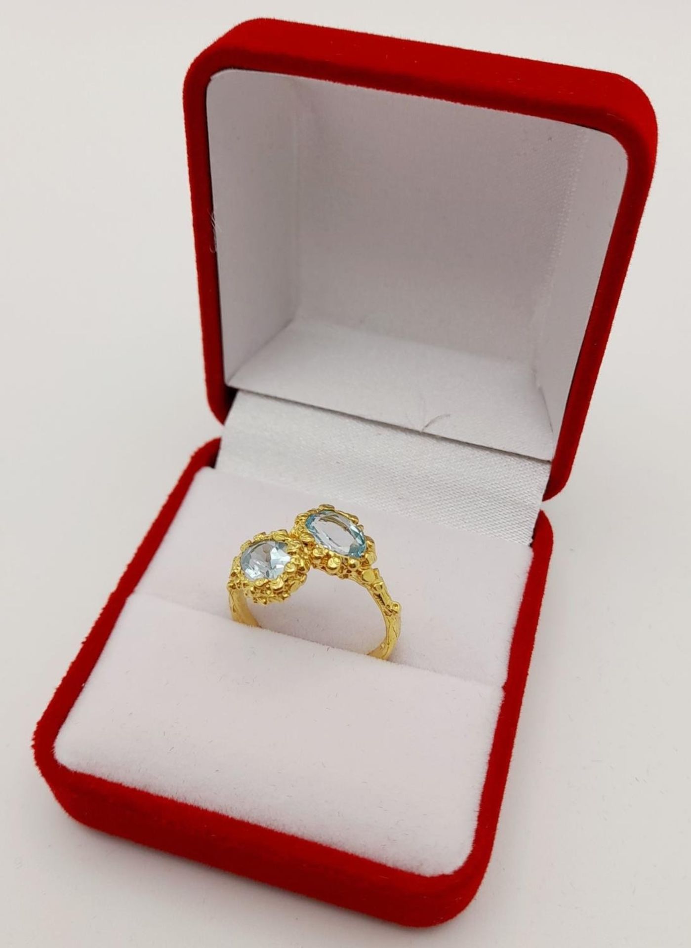 A very feminine sterling silver and yellow gold ring with two oval cut aquamarines symbolising - Bild 6 aus 6