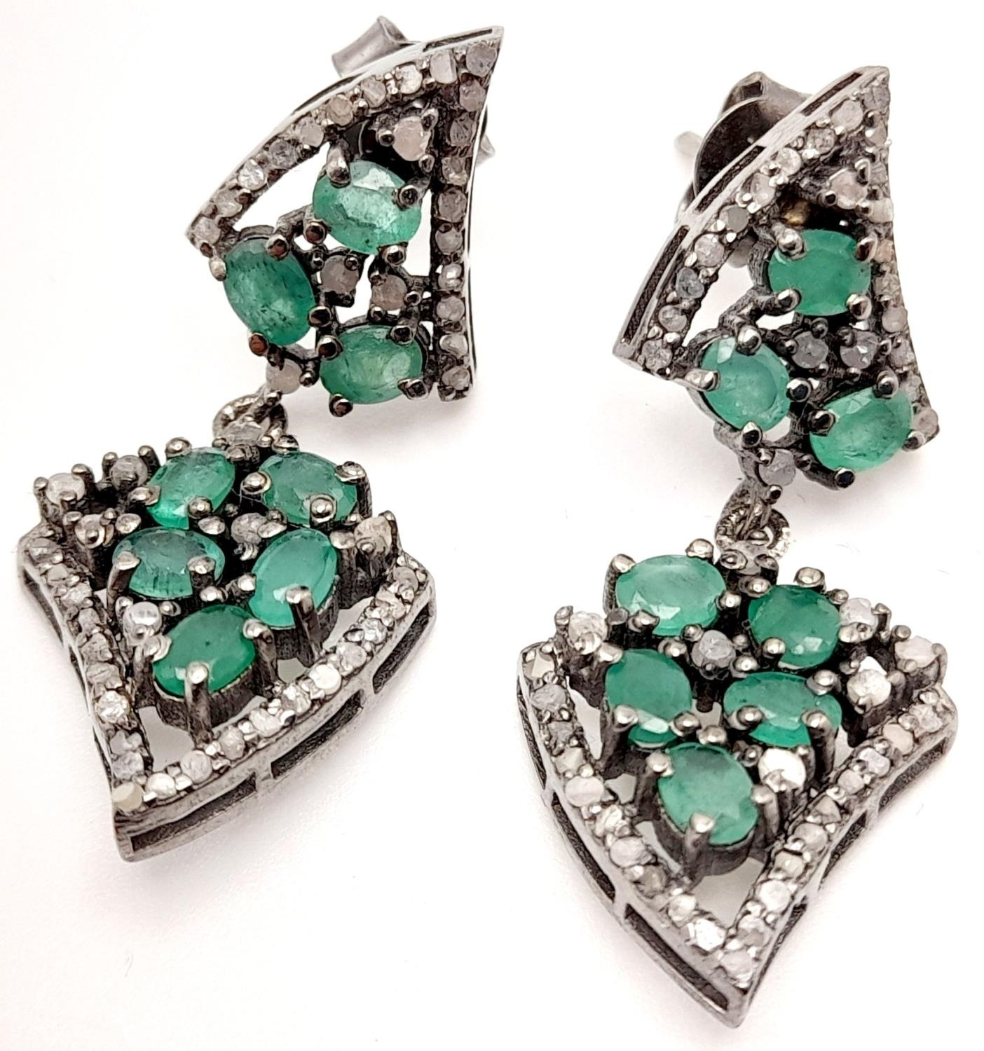 A beautiful Late Victorian or Edwardian pair of silver earrings with numerous old cut diamonds and - Image 3 of 5