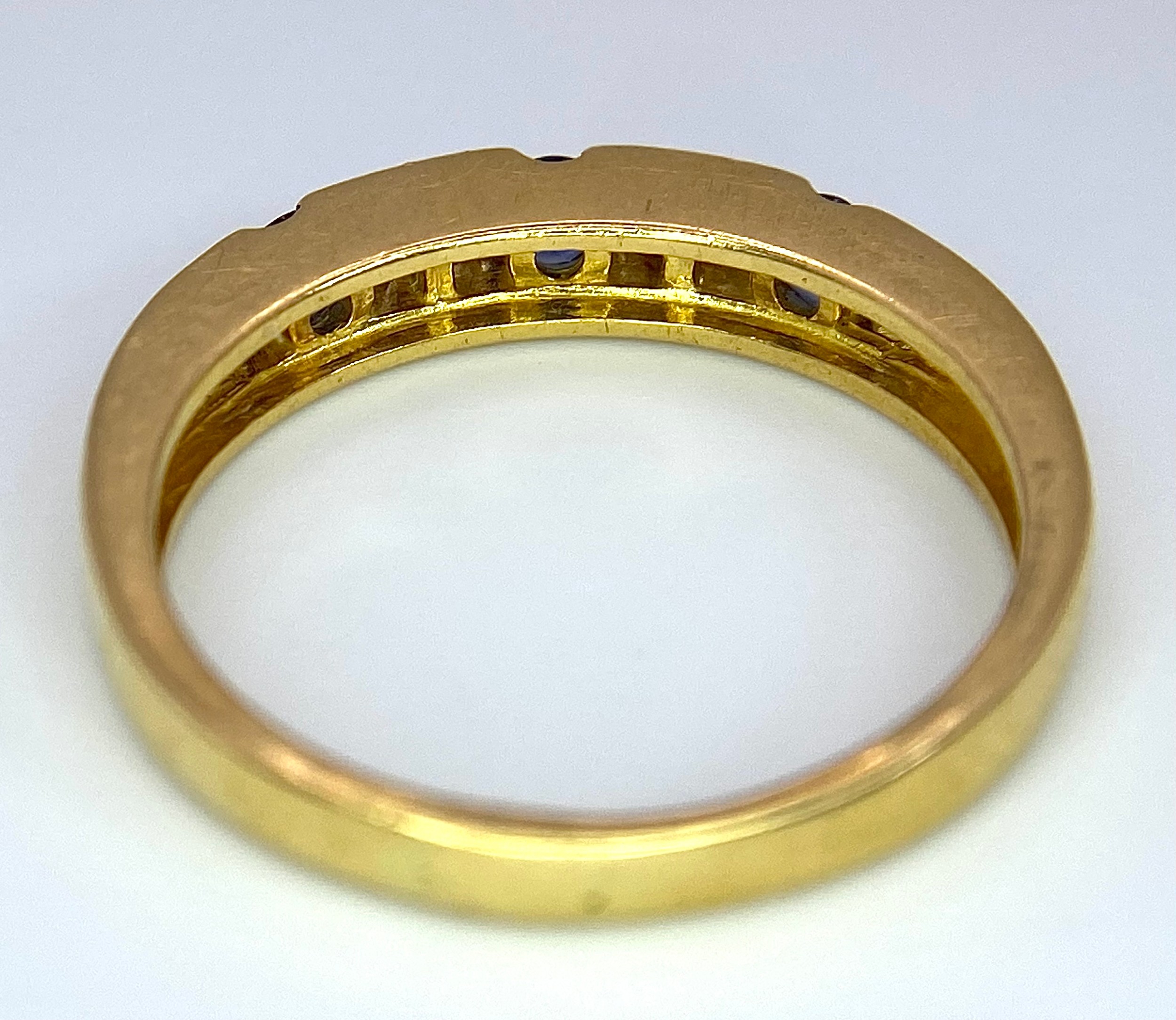 AN 18K YELLOW GOLD DIAMOND & SAPPHIRE BAND RING. 0.20ctw, size O, 3.6g total weight. Ref: SC 9037 - Image 5 of 7