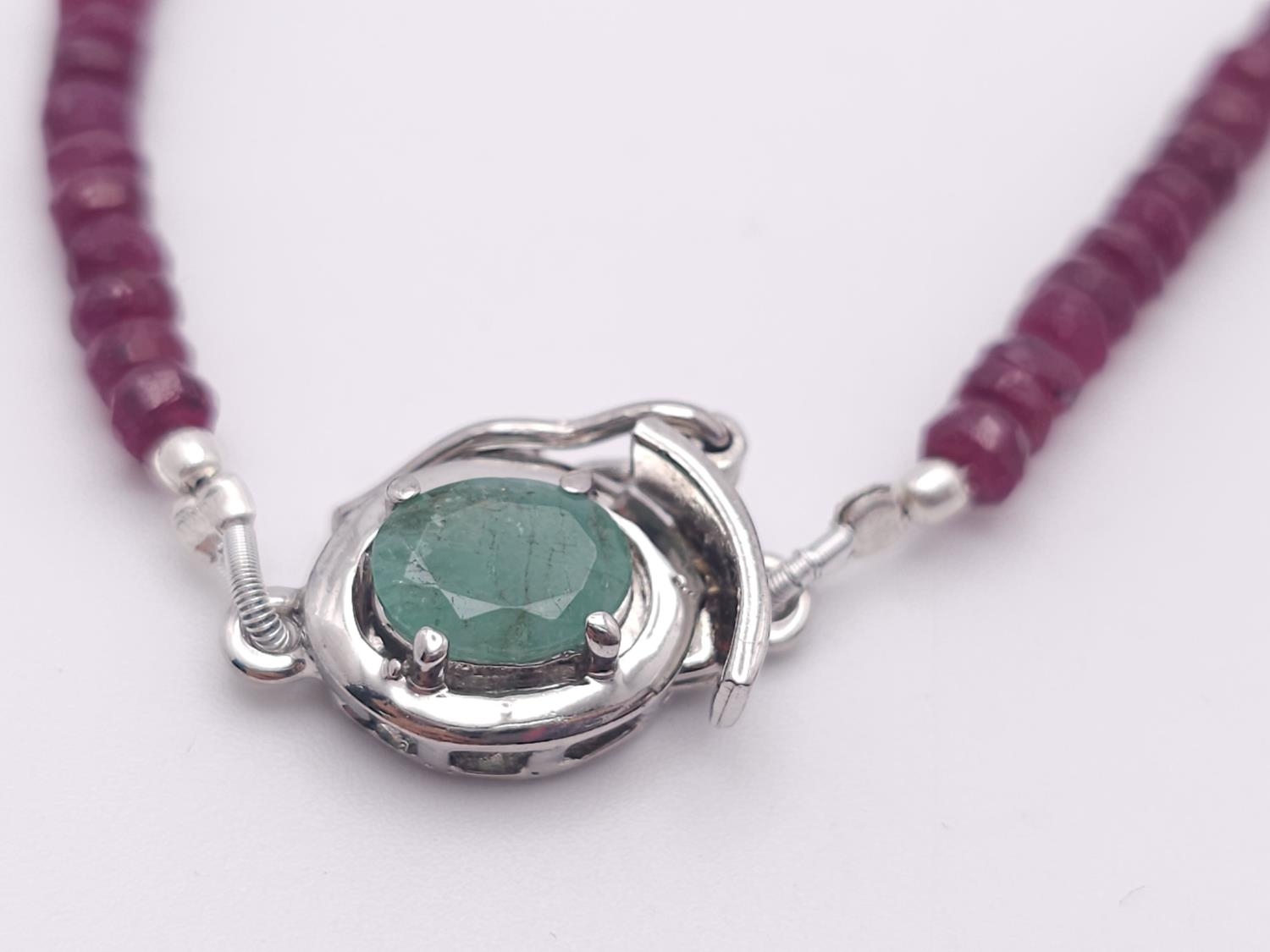 A 110ctw Ruby Rondelle Gemstone Single Strand Necklace with Emerald and 925 Silver clasp. 44cm. Ref: - Image 3 of 6