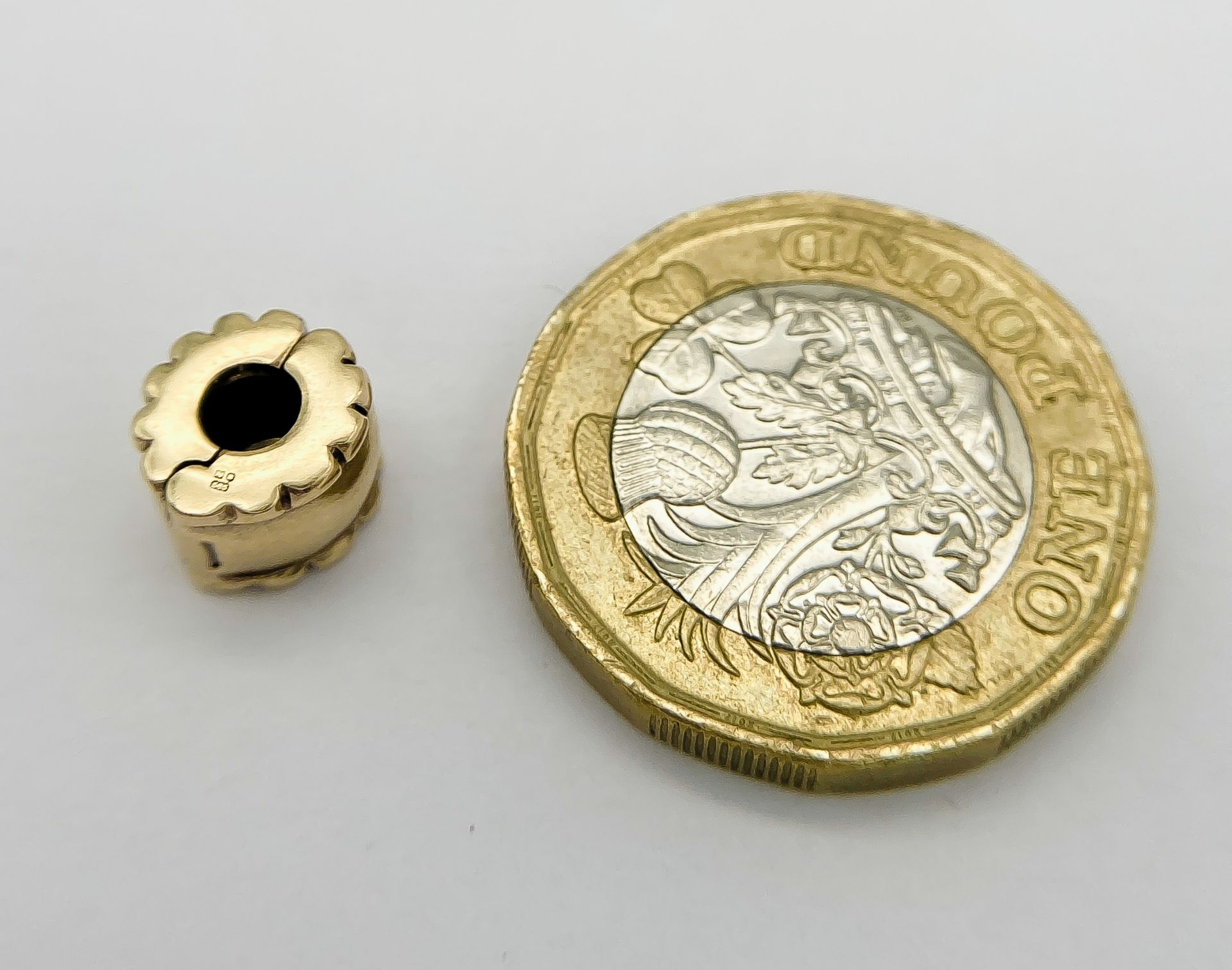 A 14K YELLOW GOLD PANDORA CLIP CHARM. 8mm diameter, 1.9g weight. Ref: SC 8133 - Image 3 of 4