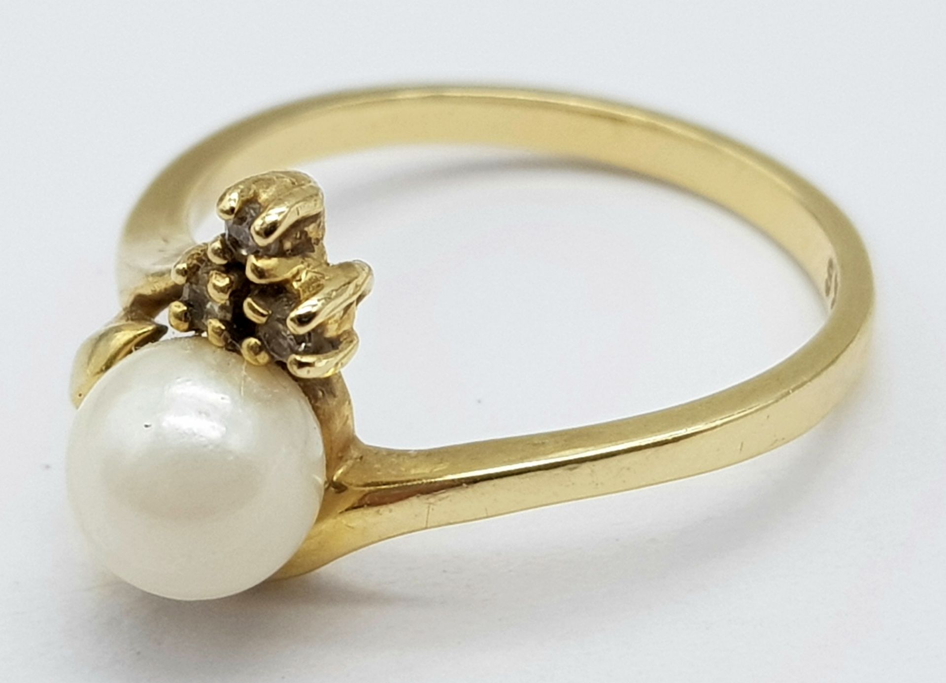 A Vintage 14K Yellow Gold Pearl and Diamond Crossover Ring. Size M. 2.65g total weight. - Image 3 of 5