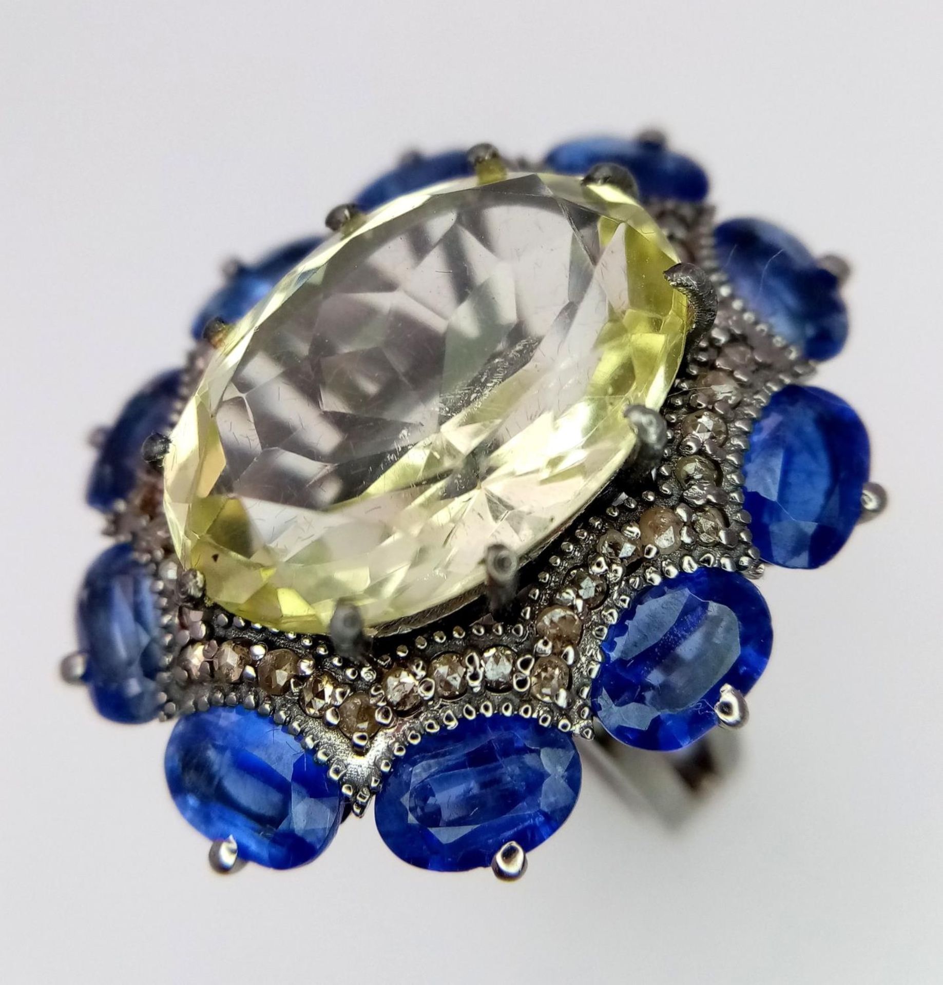 A 14ct Lemon Quartz, Tanzanite and Diamond Ring. Large oval lemon quartz with a 3ctw tanzanite and - Bild 4 aus 5