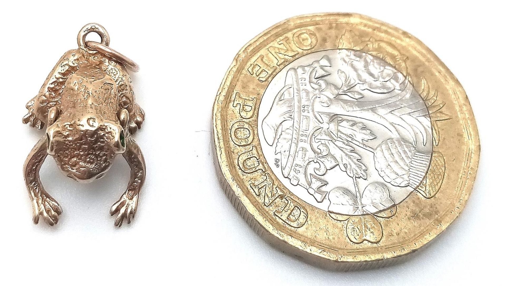 A 9K YELLOW GOLD FROG CHARM WITH GREEN EYES AND MOVING FROG LEGS AND MOUTH. 19mm length, 2.6g - Bild 4 aus 4