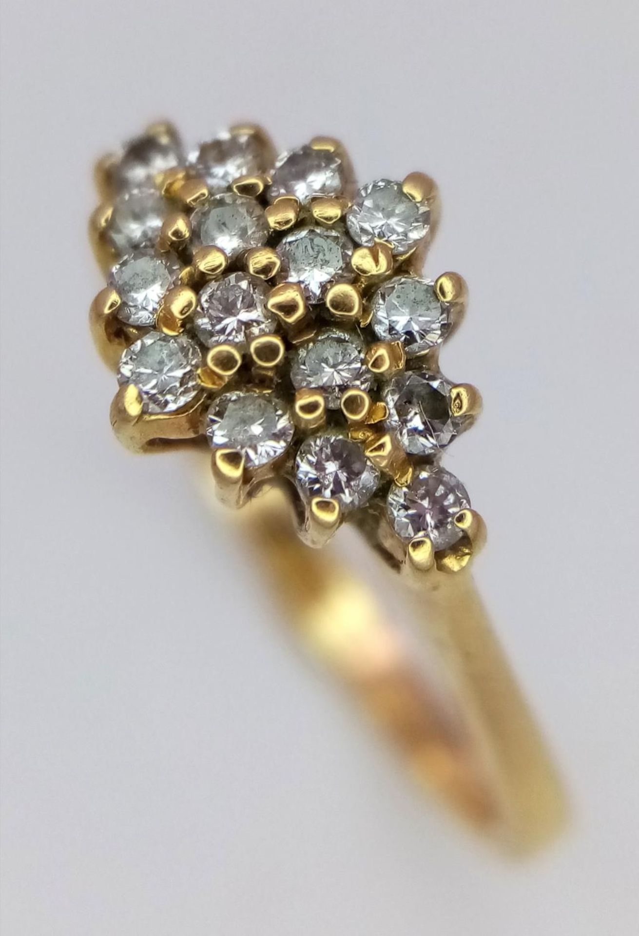 A 18K YELLOW GOLD DIAMOND CLUSTER RING 0.25CT 2.9G SIZE N A/S 1026 - Image 3 of 5