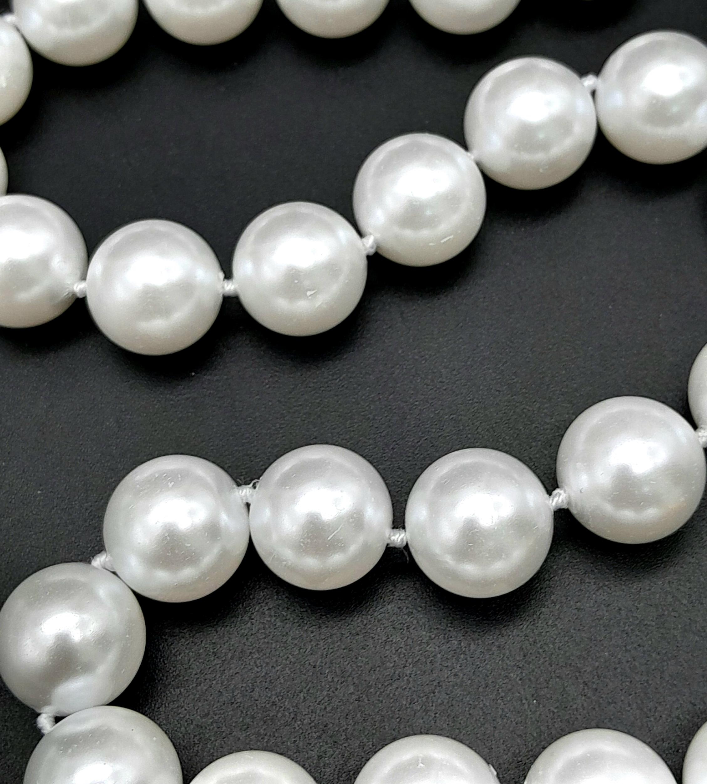 A Bright White South Sea Pearl Shell Bead Necklace. 14mm beads. 40cm. Gilded clasp. - Image 4 of 4