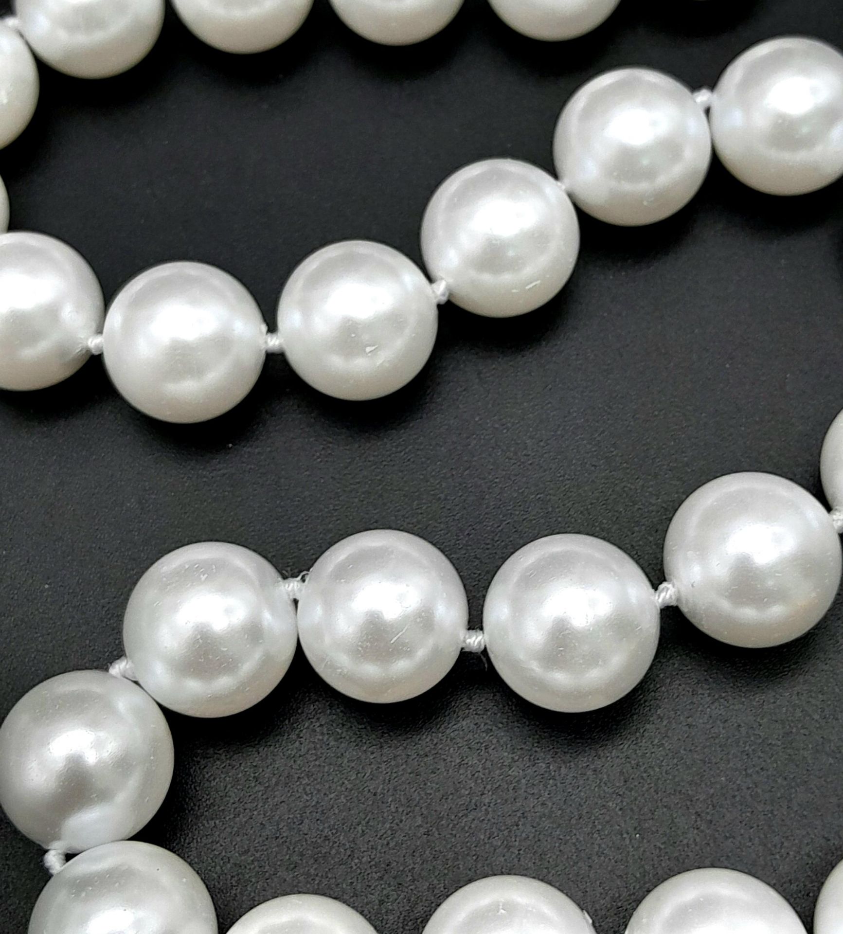 A Bright White South Sea Pearl Shell Bead Necklace. 14mm beads. 40cm. Gilded clasp. - Bild 4 aus 4