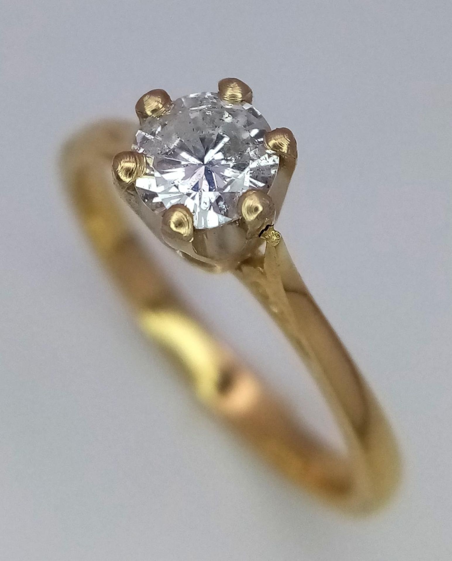 A 18K (TESTED AS) YELLOW GOLD DIAMOND SOLITAIRE RING 0.45CT 2.7G SIZE M SPAS 9002 - Image 3 of 4