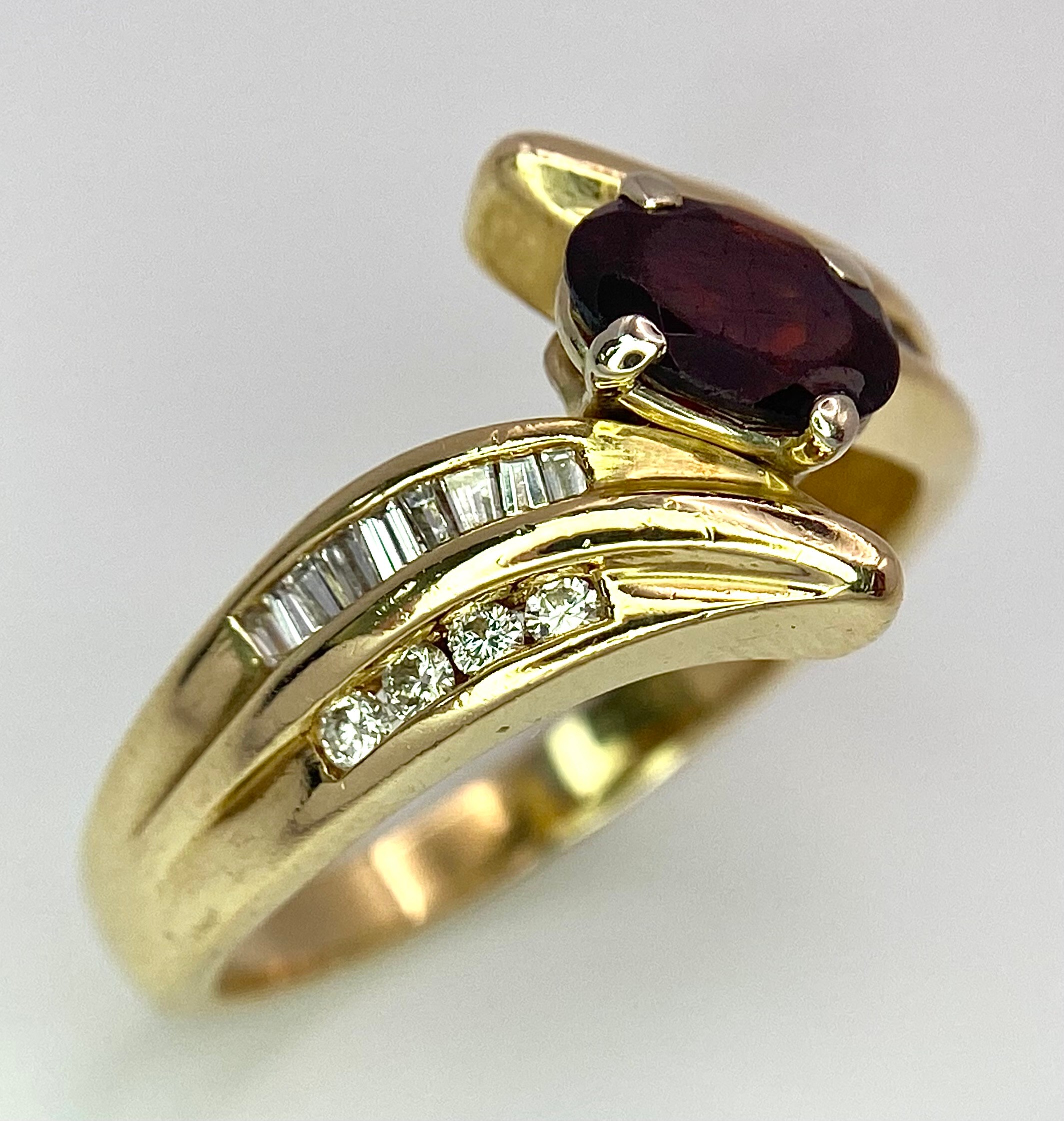 A 14K YELLOW GOLD DIAMOND & GARNET TWISTED RING 0.20CT 5.4G SIZE R SC 9074 - Image 2 of 6