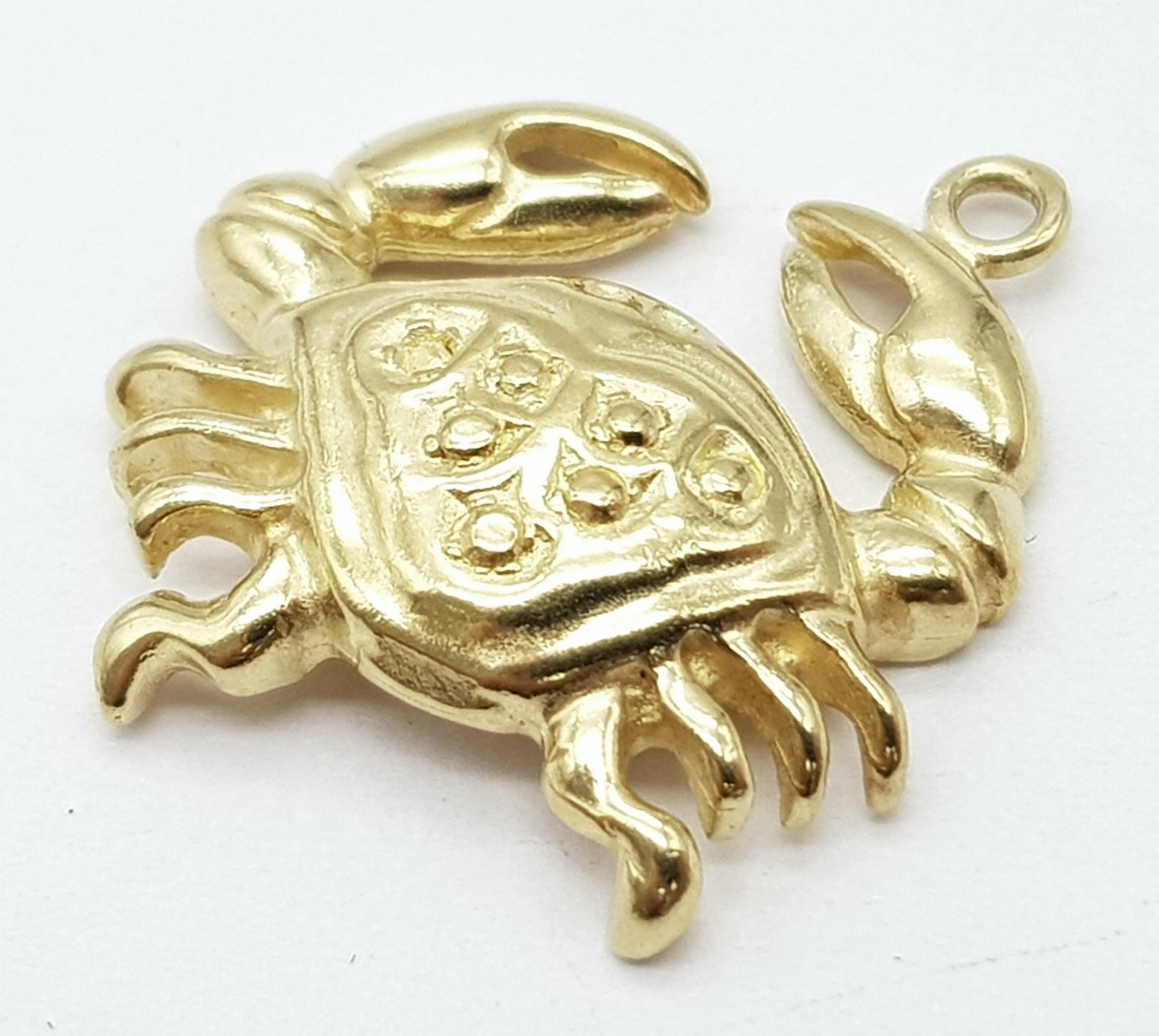 A 9K Yellow Gold Crab (cancer) Star Sign Pendant. 2.48g. 2cm. Ref: 629761K.